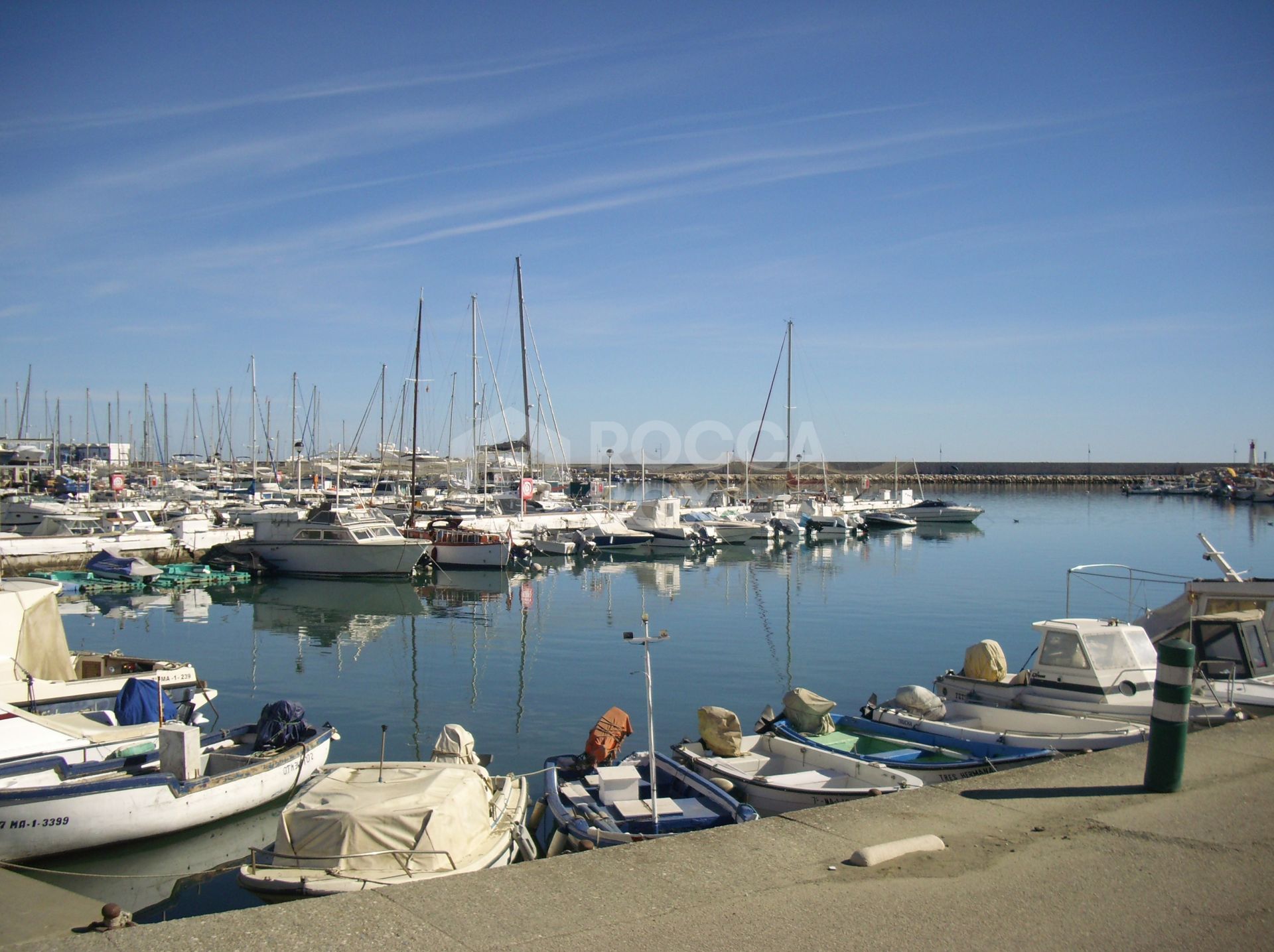 By the Mediterranean: Luxurious 4-Bedroom Apartment in Estepona