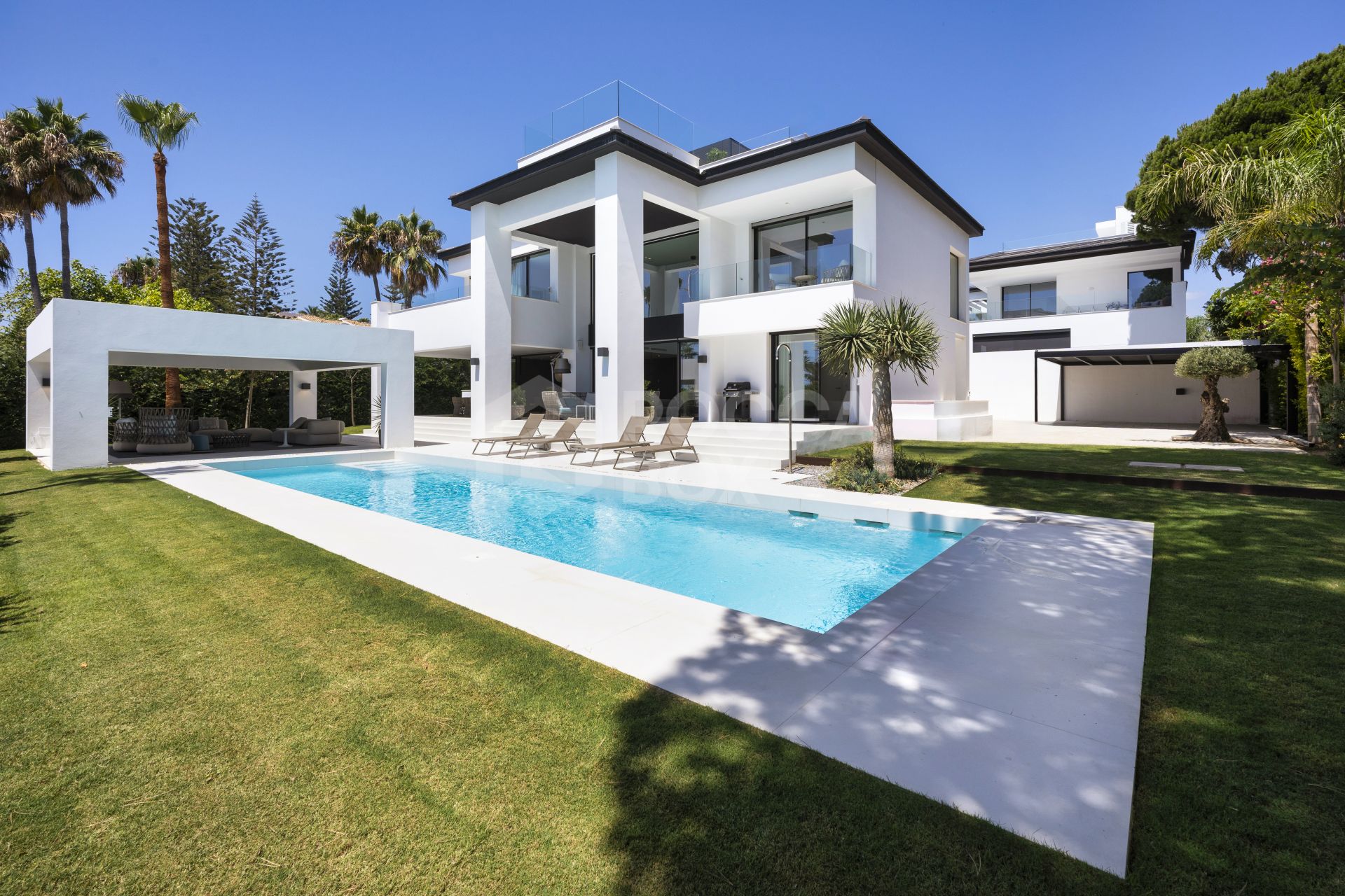 BEACHFRONT VILLA