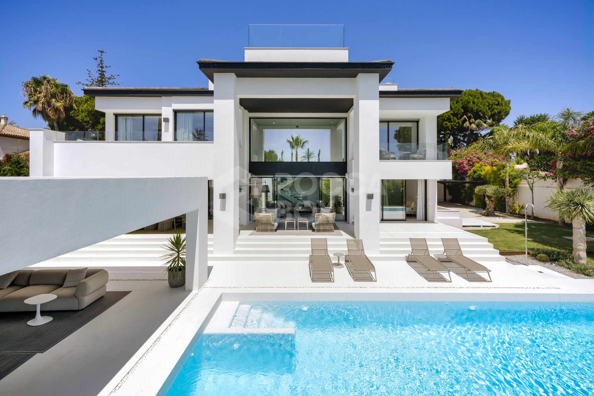 BEACHFRONT VILLA