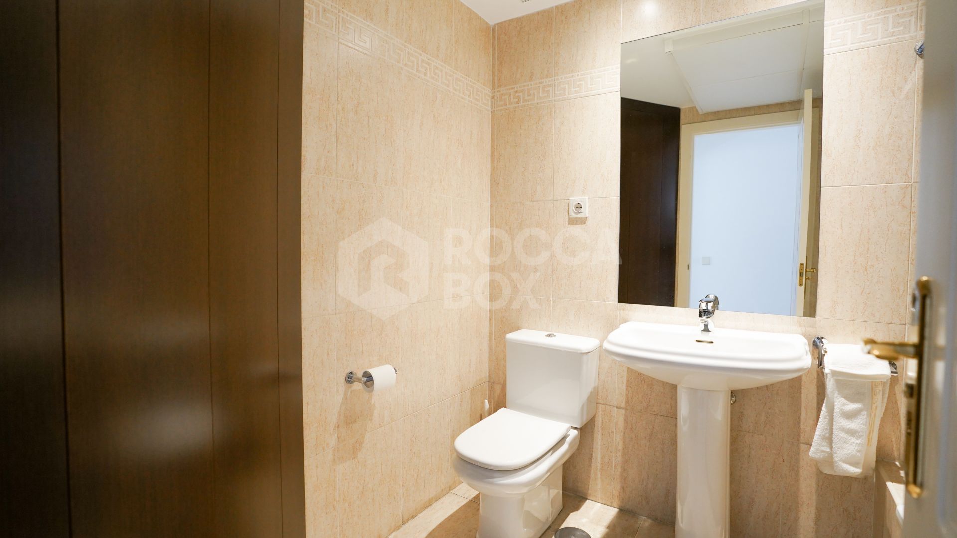 Elegant 2-Bedroom Apartment for Sale in La Quinta, Marbella