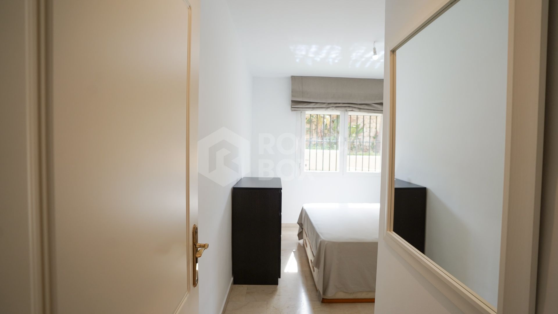 Elegant 2-Bedroom Apartment for Sale in La Quinta, Marbella