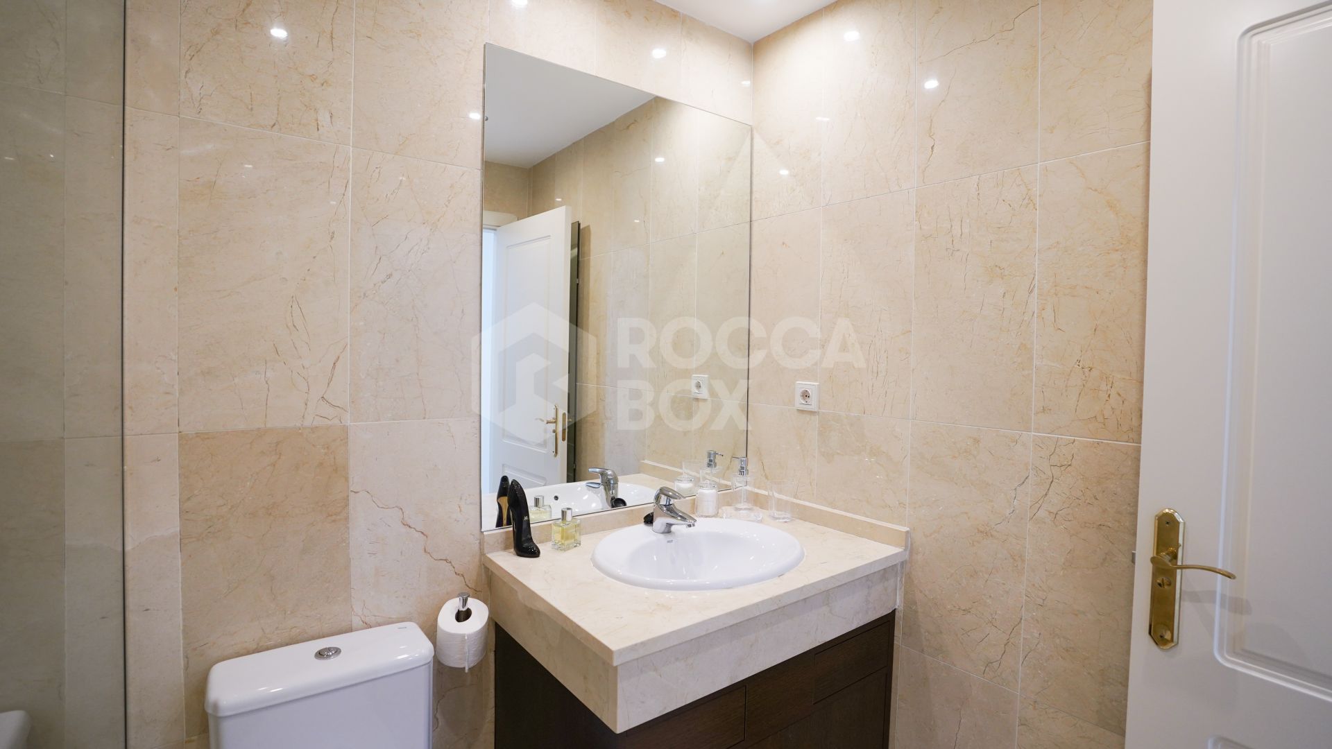 Elegant 2-Bedroom Apartment for Sale in La Quinta, Marbella