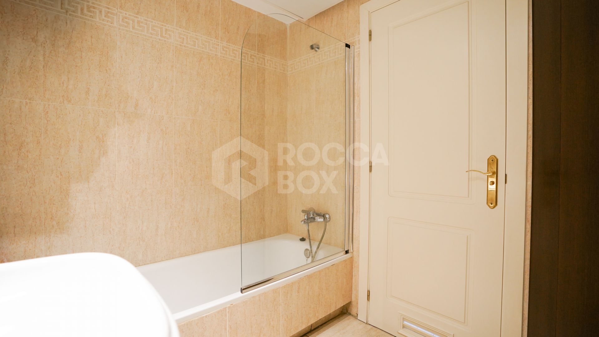 Elegant 2-Bedroom Apartment for Sale in La Quinta, Marbella