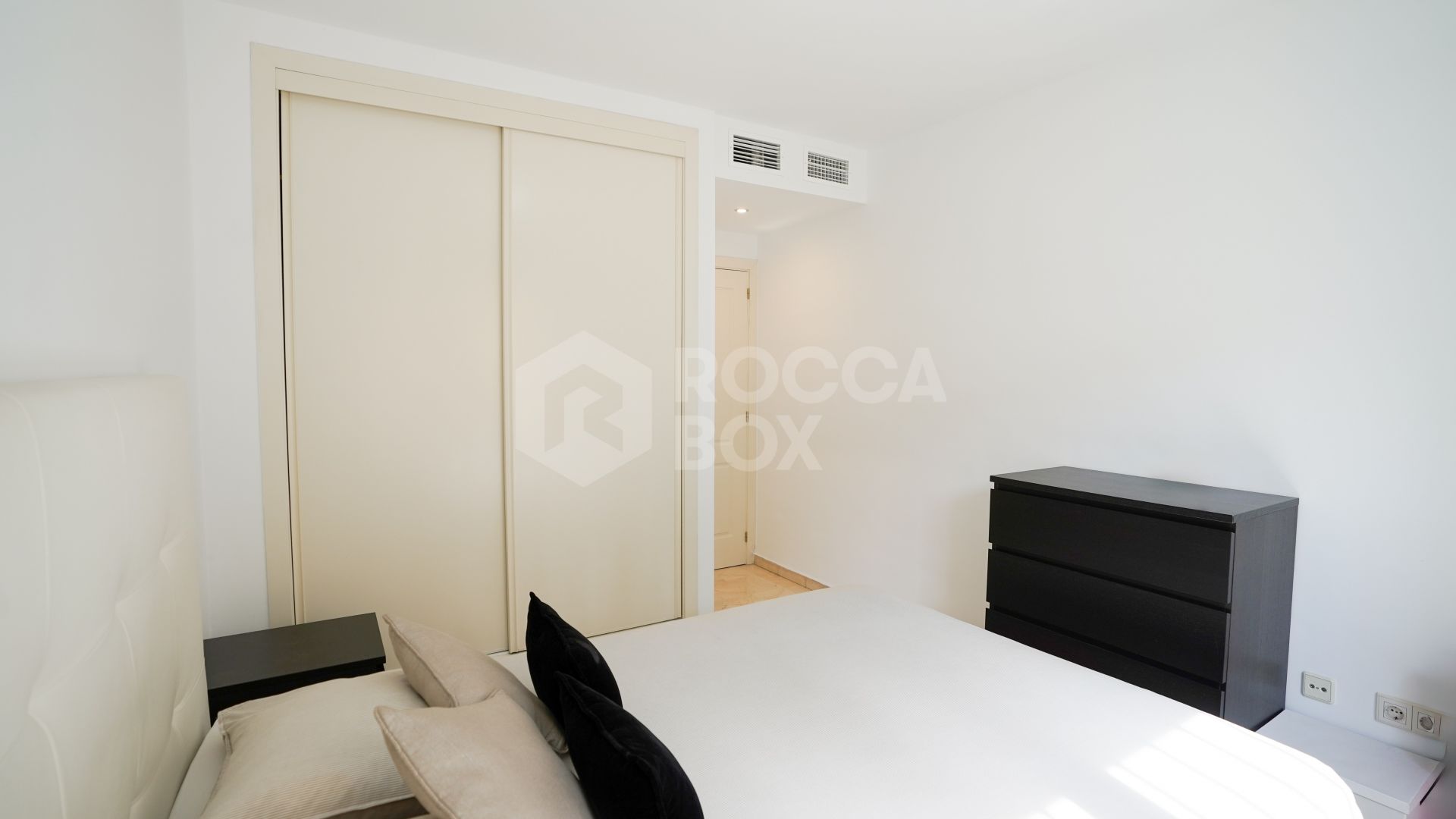 Elegant 2-Bedroom Apartment for Sale in La Quinta, Marbella