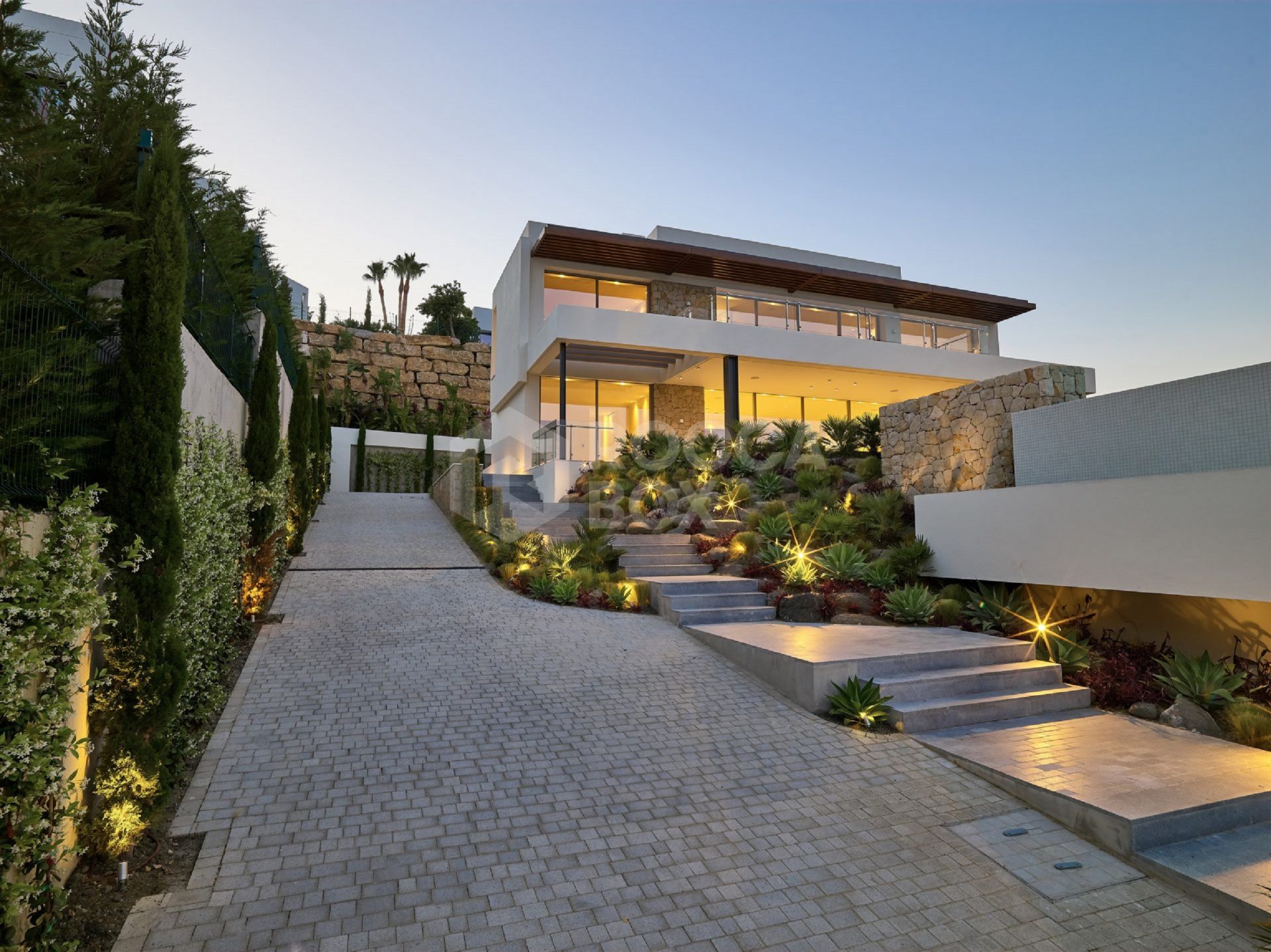 FRONT LINE GOLF VILLA IN MARBELLA