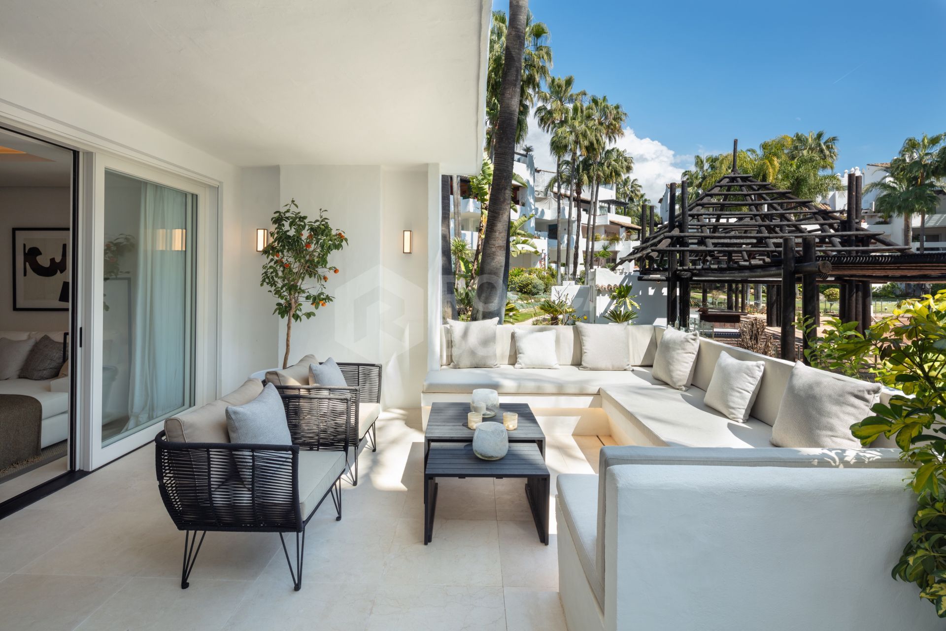 APARTMENT IN PUENTE ROMANO, MARBELLA