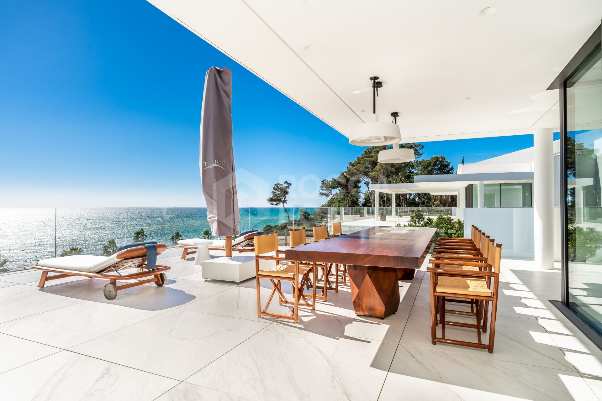LUXURY APARTMENT WITH SEA VIEWS