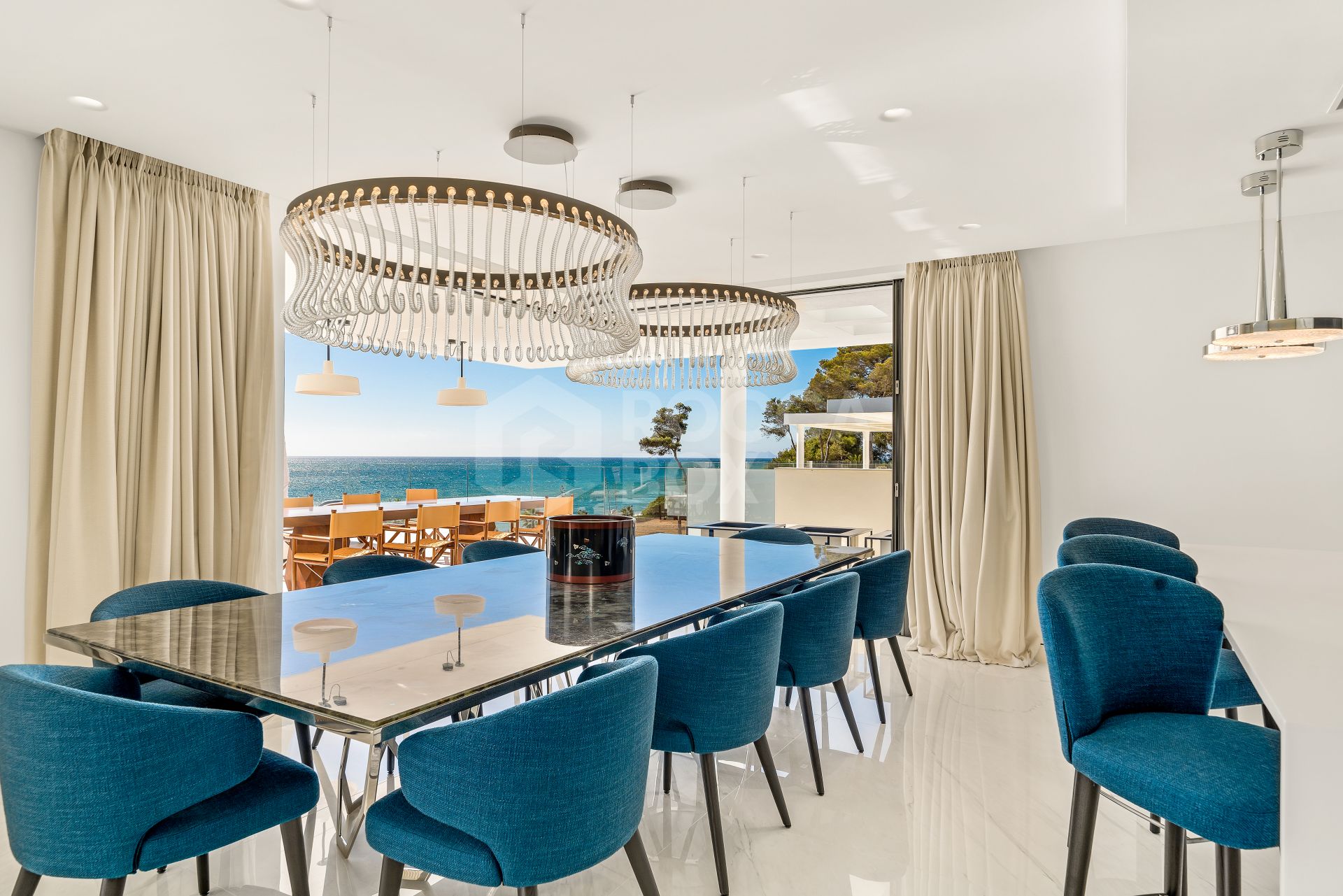 LUXURY APARTMENT WITH SEA VIEWS