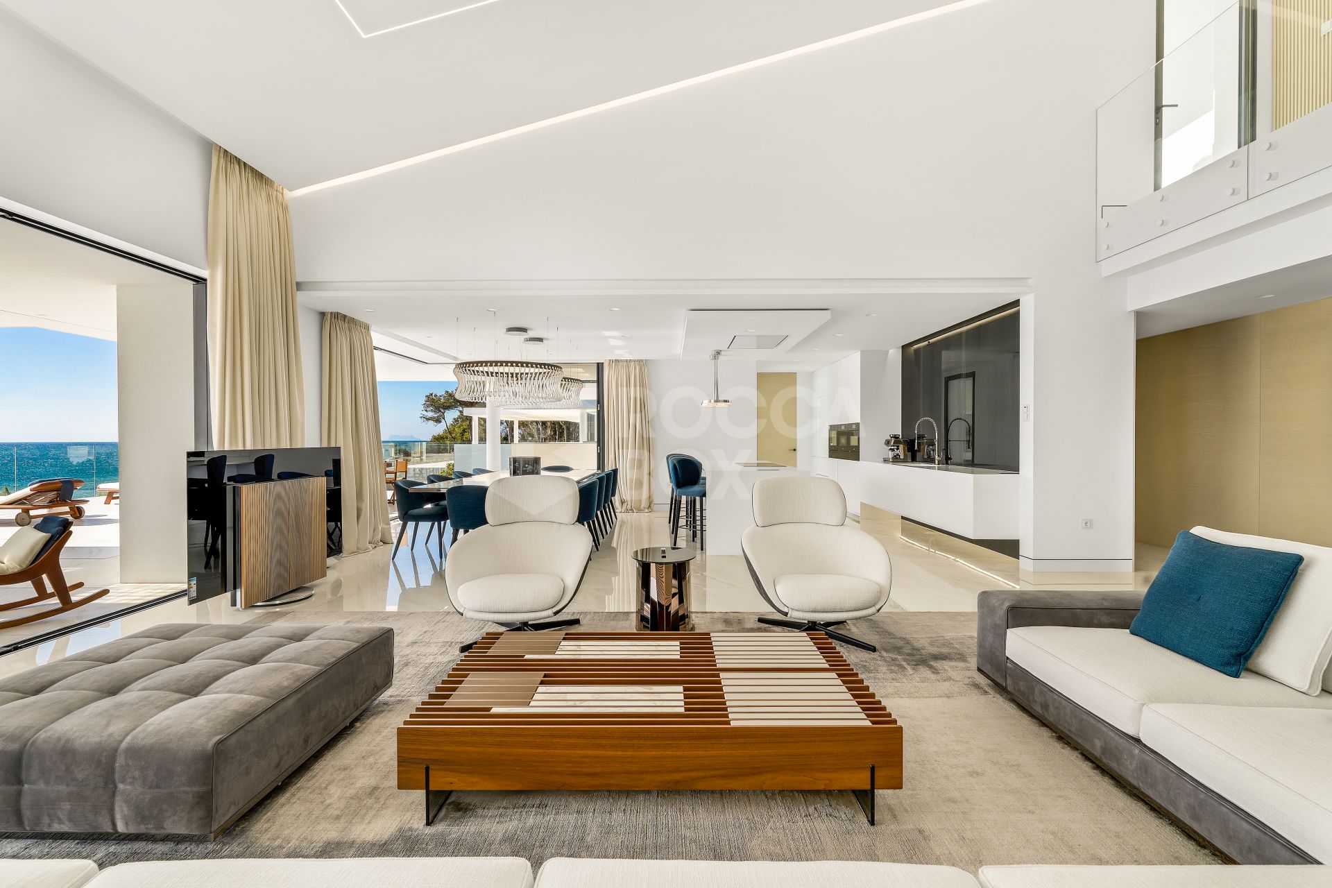 LUXURY APARTMENT WITH SEA VIEWS
