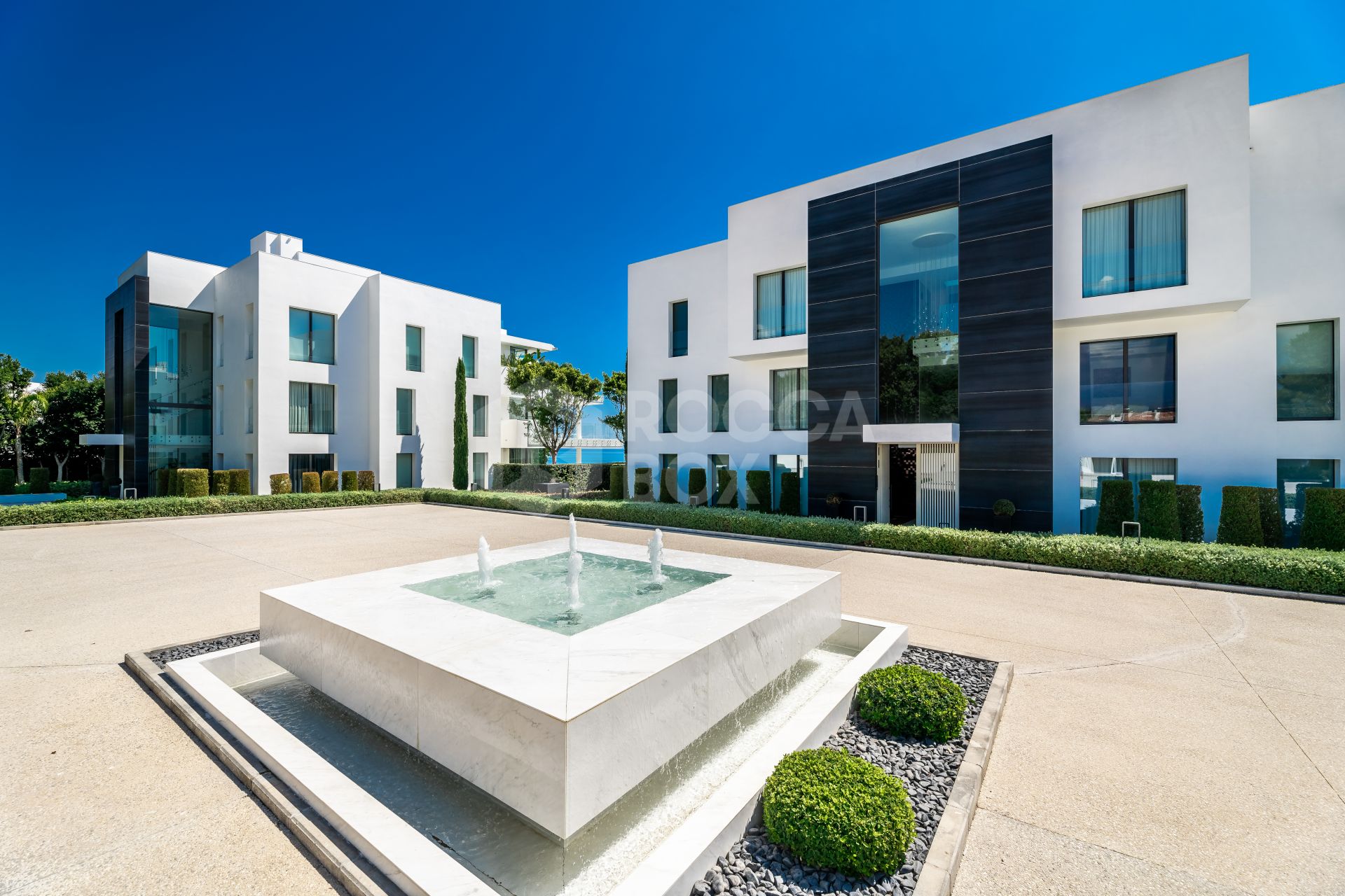 LUXURY APARTMENT WITH SEA VIEWS