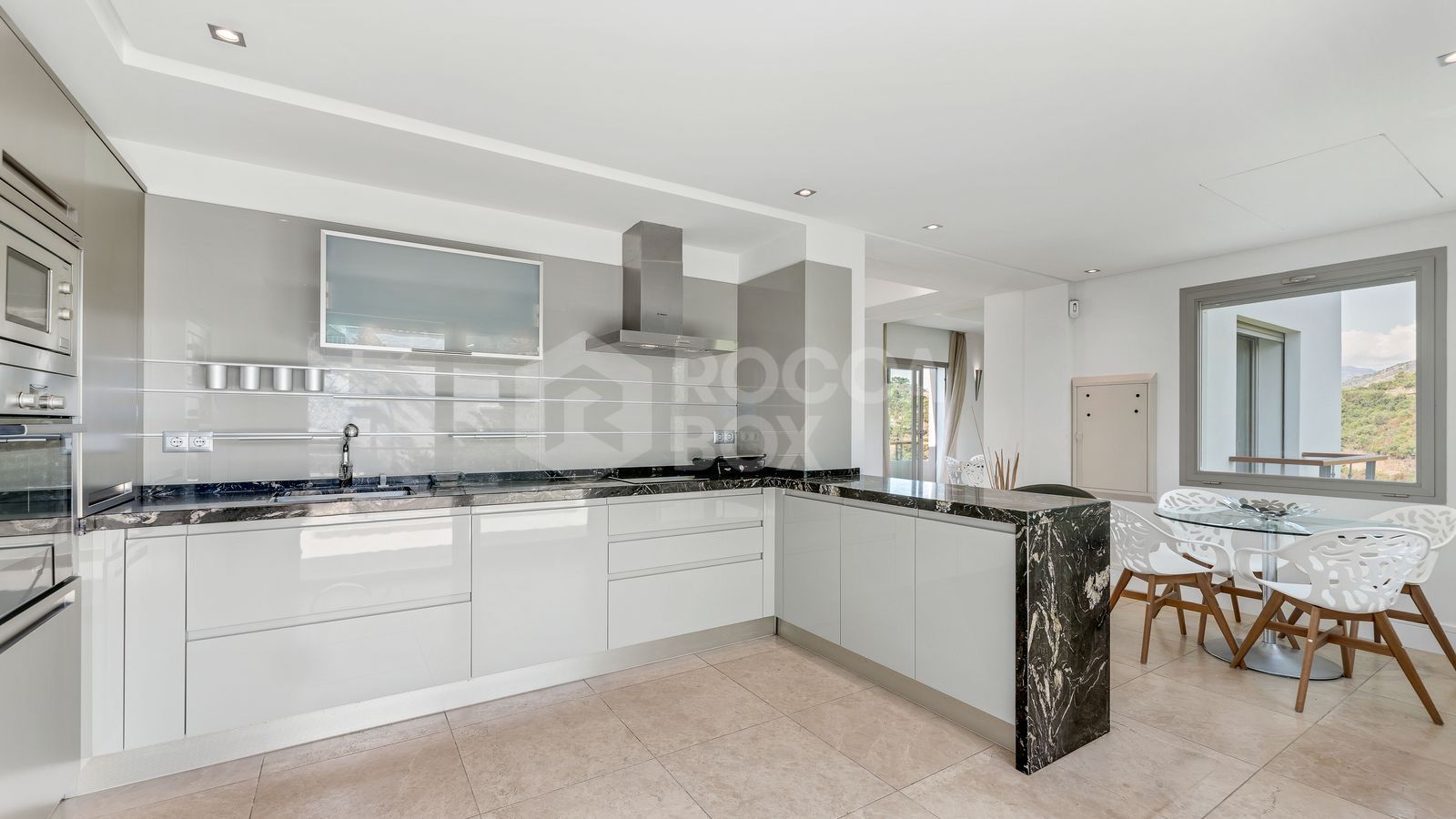 VILLA WITH SEA VIEWS IN MARBELLA