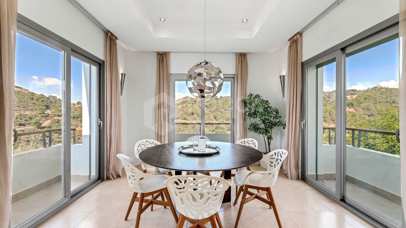 VILLA WITH SEA VIEWS IN MARBELLA