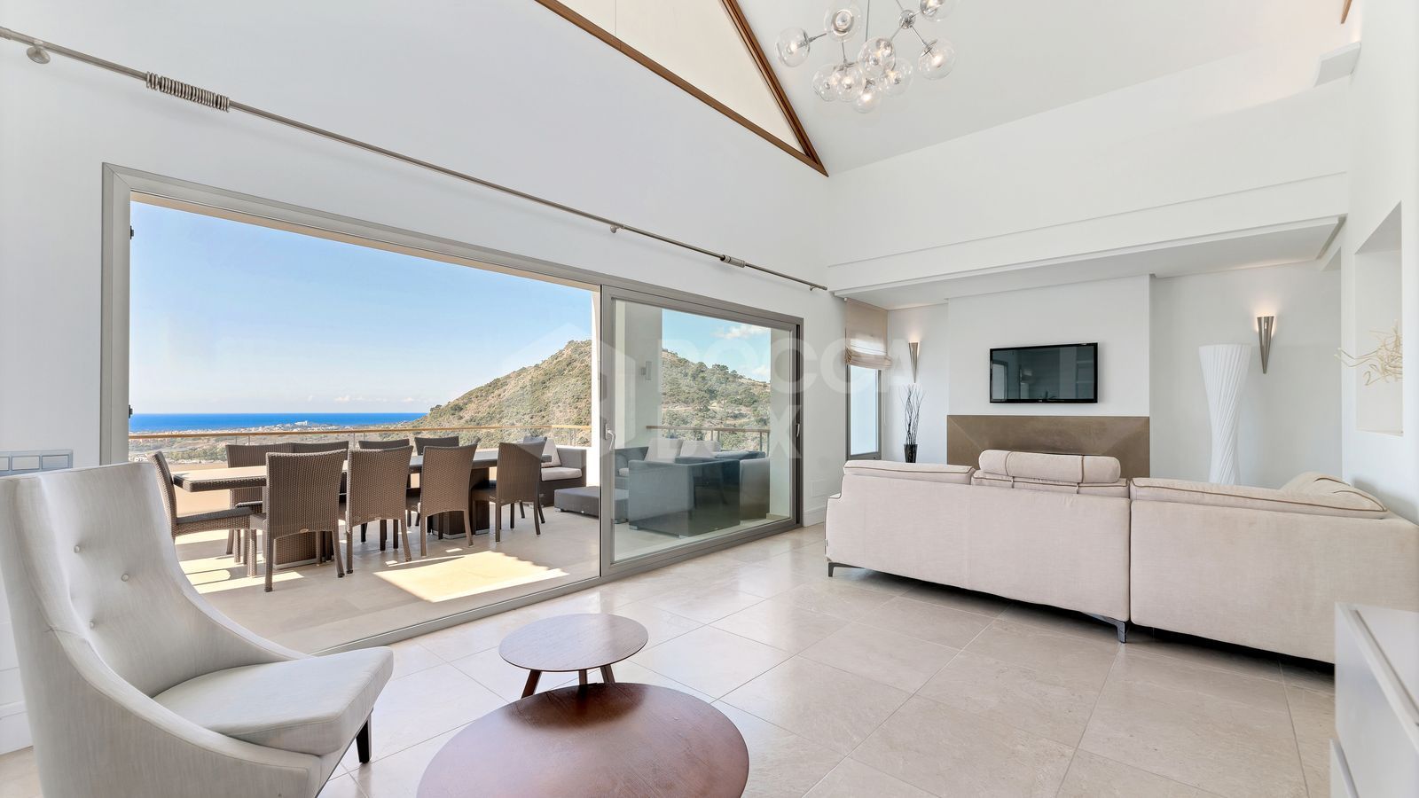 VILLA WITH SEA VIEWS IN MARBELLA