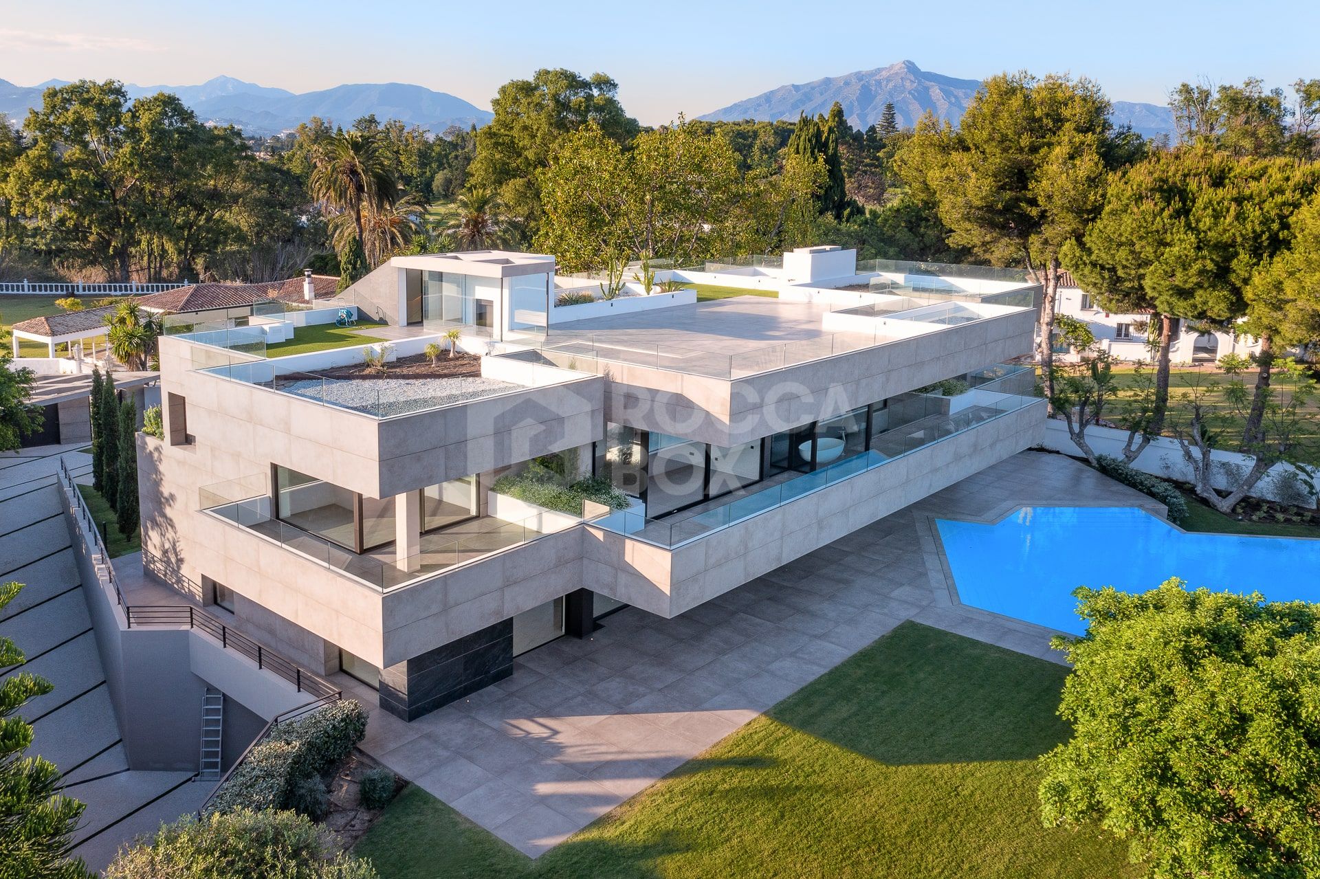 Exquisite Villa with Exceptional Materials and Luxurious Amenities in Prime Location