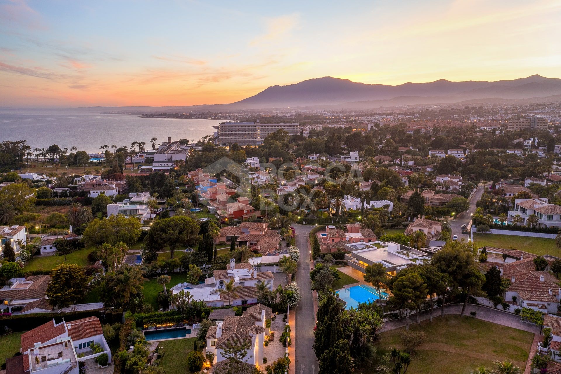 Exquisite Villa with Exceptional Materials and Luxurious Amenities in Prime Location