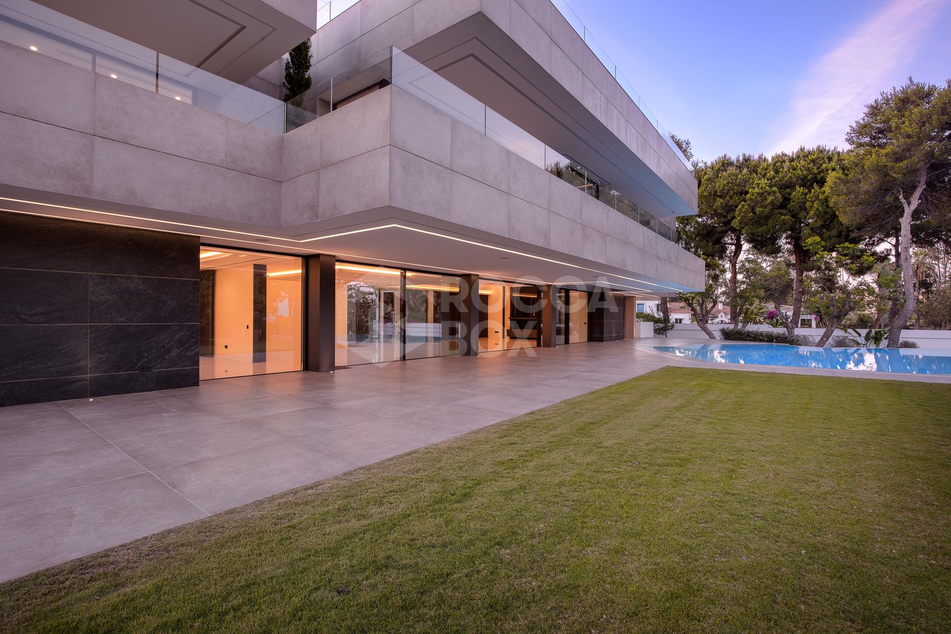 Exquisite Villa with Exceptional Materials and Luxurious Amenities in Prime Location