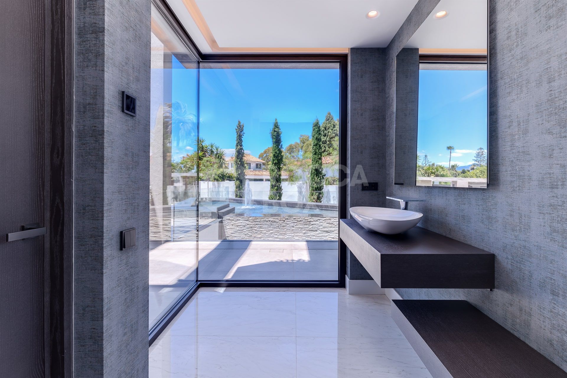 Exquisite Villa with Exceptional Materials and Luxurious Amenities in Prime Location