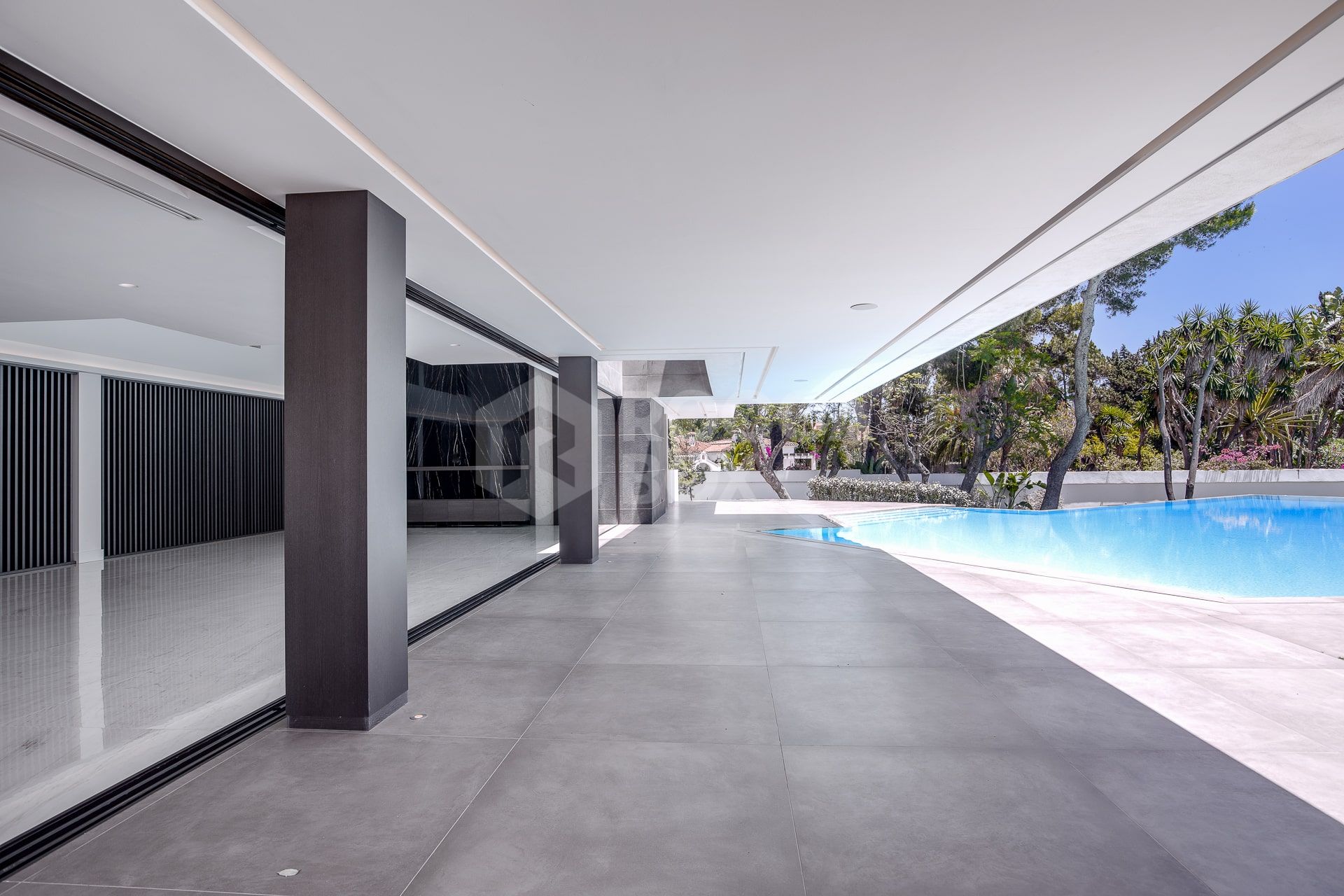 Exquisite Villa with Exceptional Materials and Luxurious Amenities in Prime Location