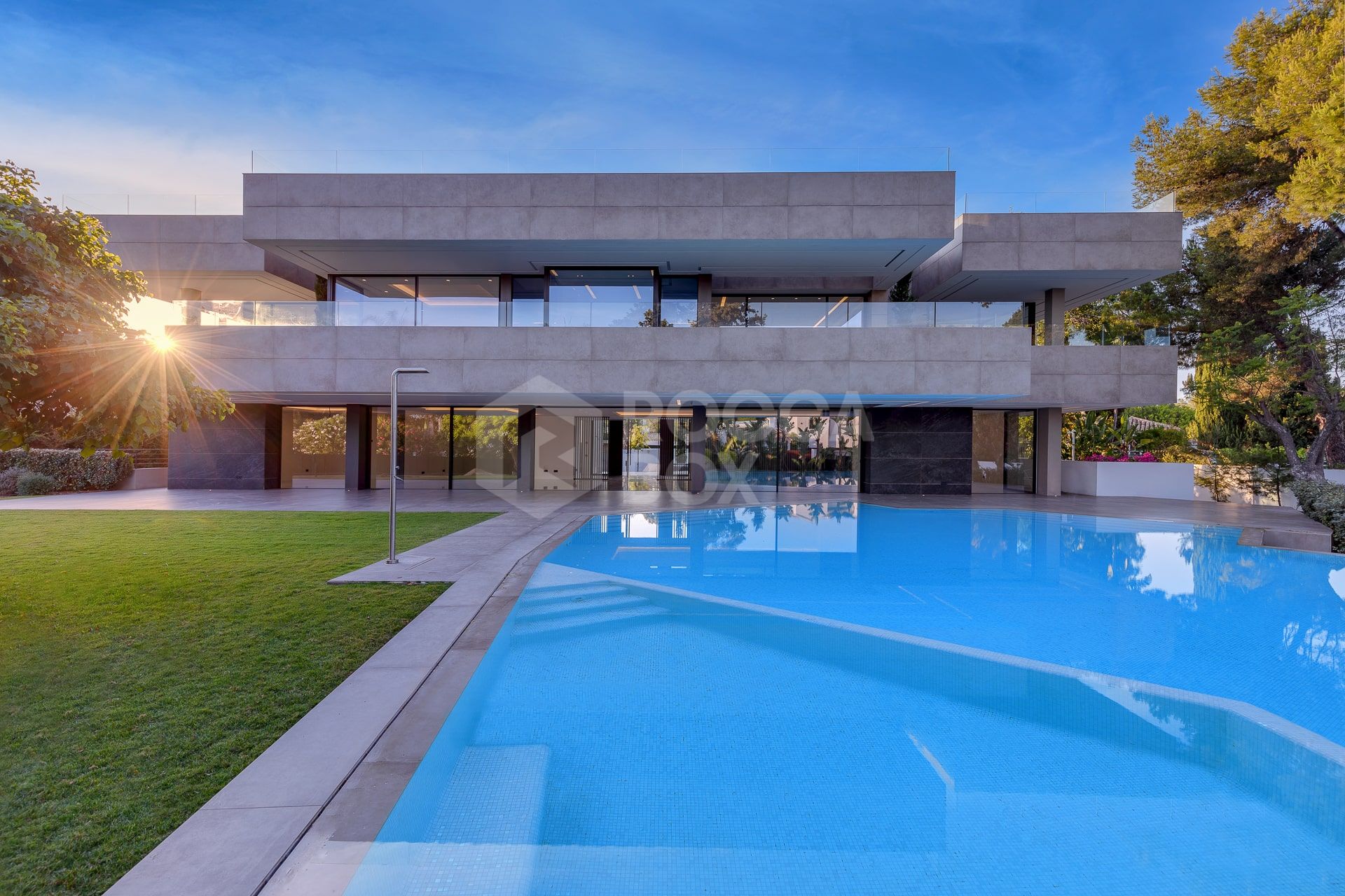 Exquisite Villa with Exceptional Materials and Luxurious Amenities in Prime Location