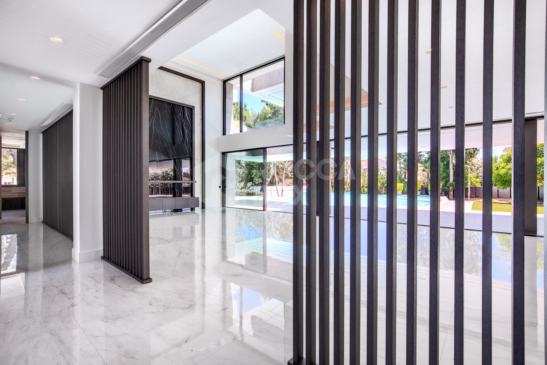 Exquisite Villa with Exceptional Materials and Luxurious Amenities in Prime Location