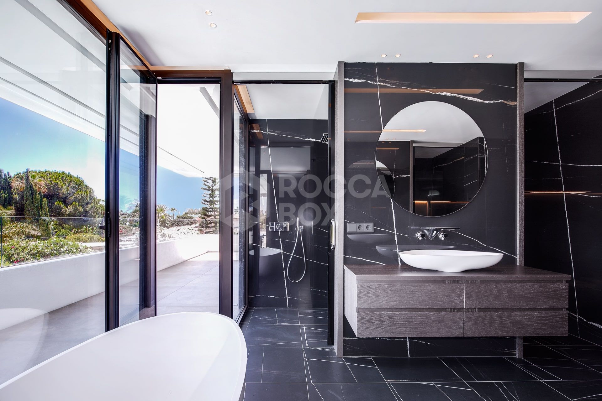Exquisite Villa with Exceptional Materials and Luxurious Amenities in Prime Location