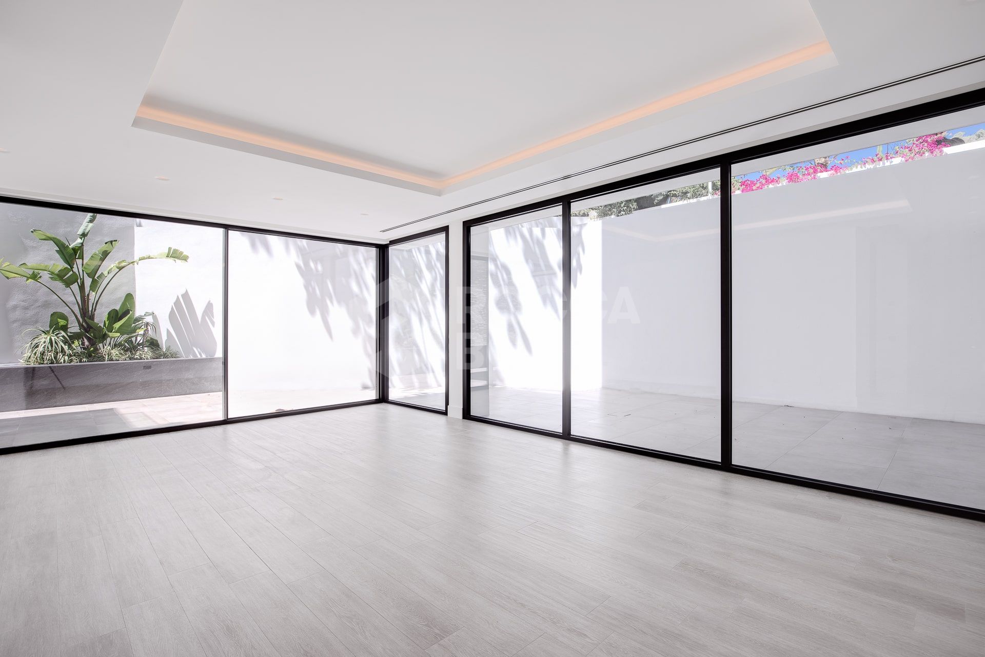 Exquisite Villa with Exceptional Materials and Luxurious Amenities in Prime Location