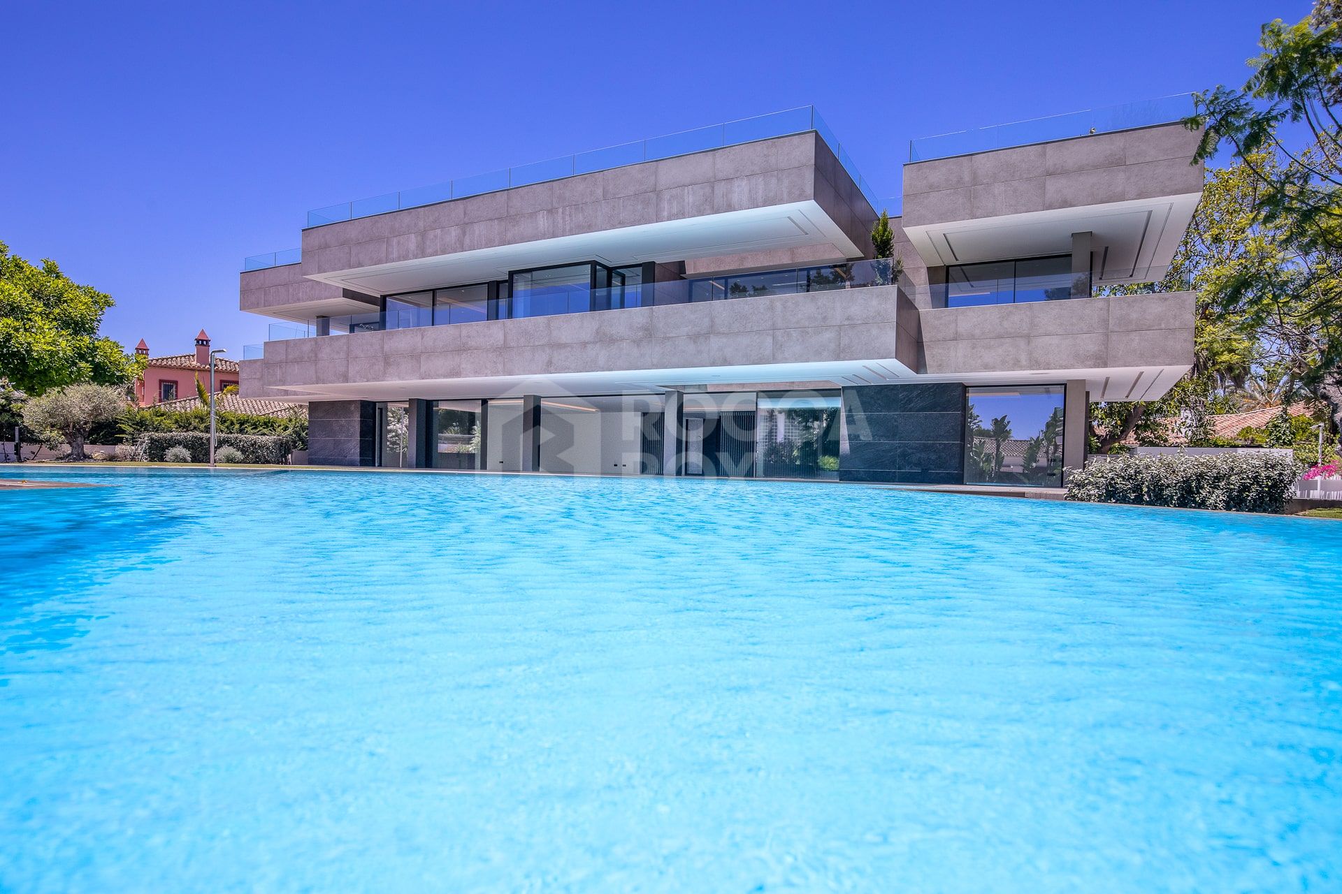 Exquisite Villa with Exceptional Materials and Luxurious Amenities in Prime Location