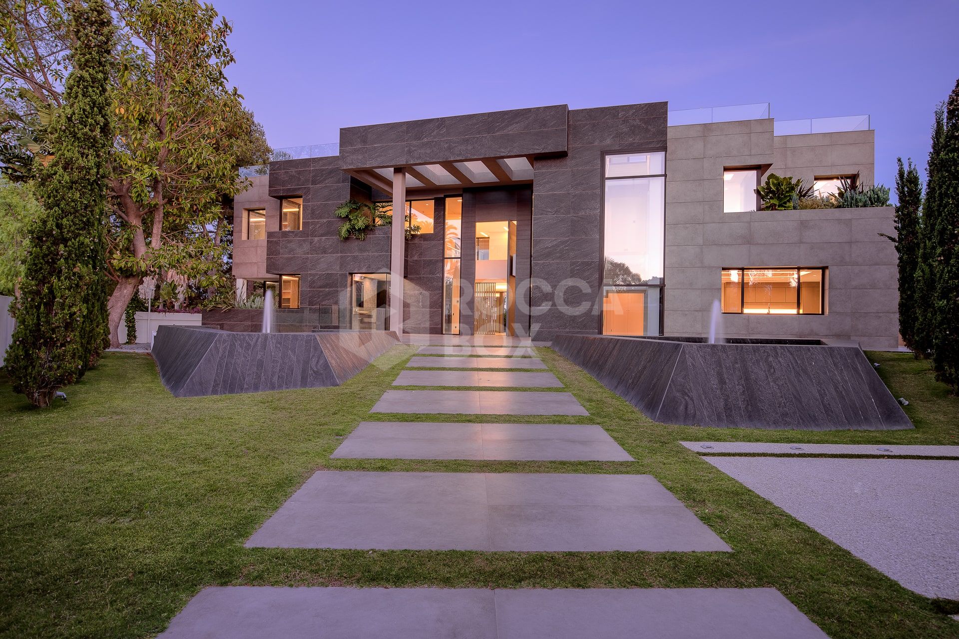 Exquisite Villa with Exceptional Materials and Luxurious Amenities in Prime Location