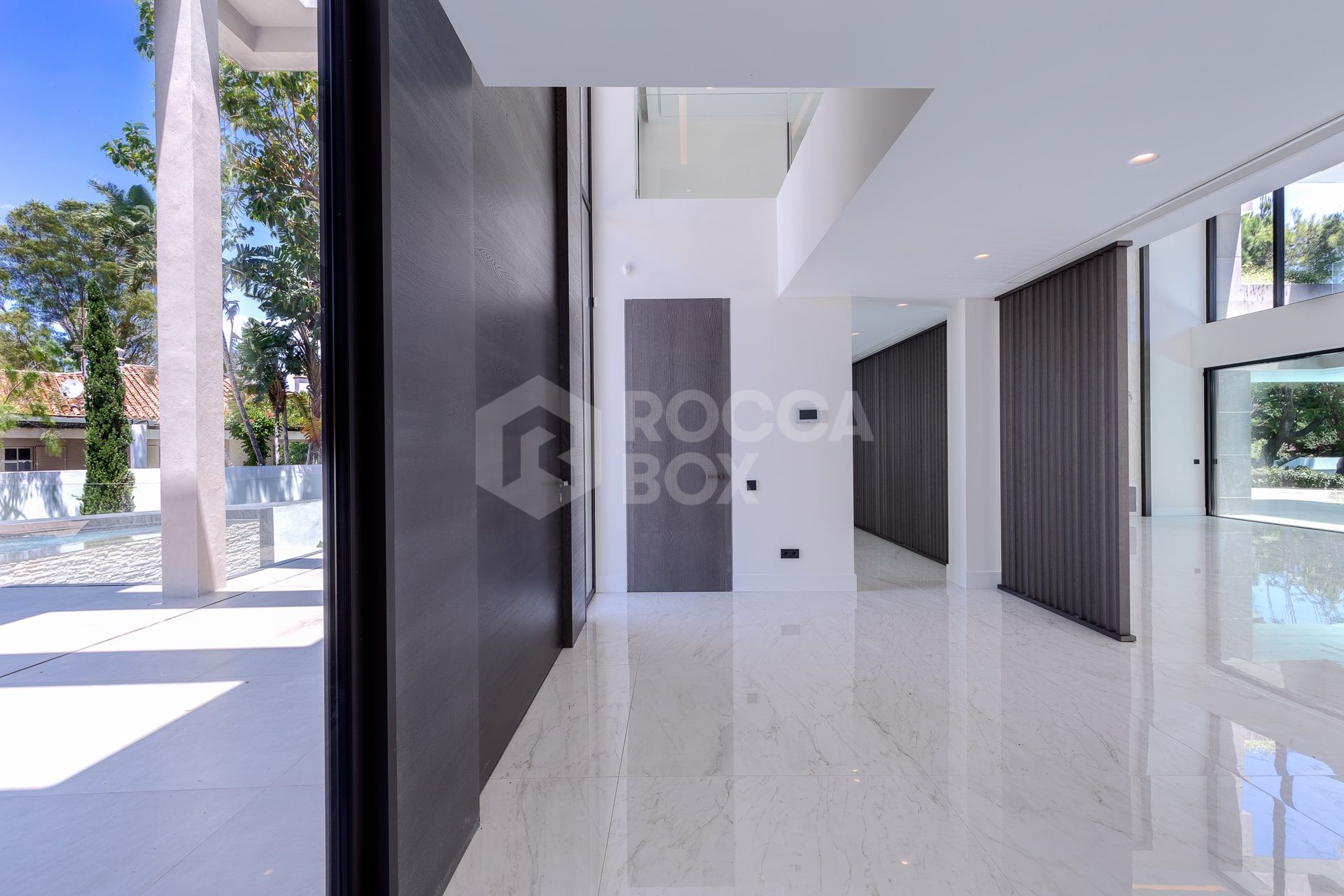 Exquisite Villa with Exceptional Materials and Luxurious Amenities in Prime Location