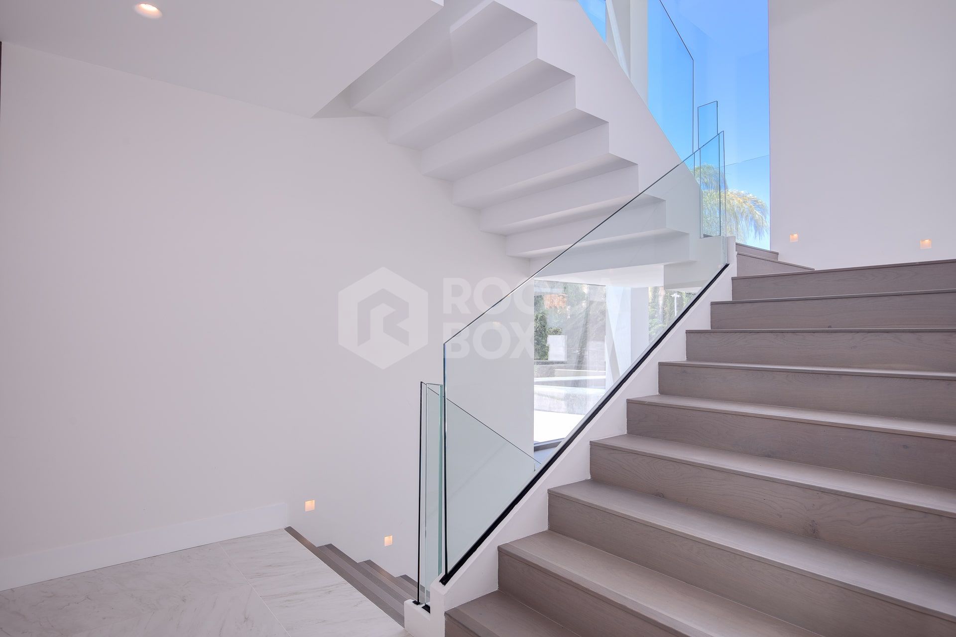 Exquisite Villa with Exceptional Materials and Luxurious Amenities in Prime Location