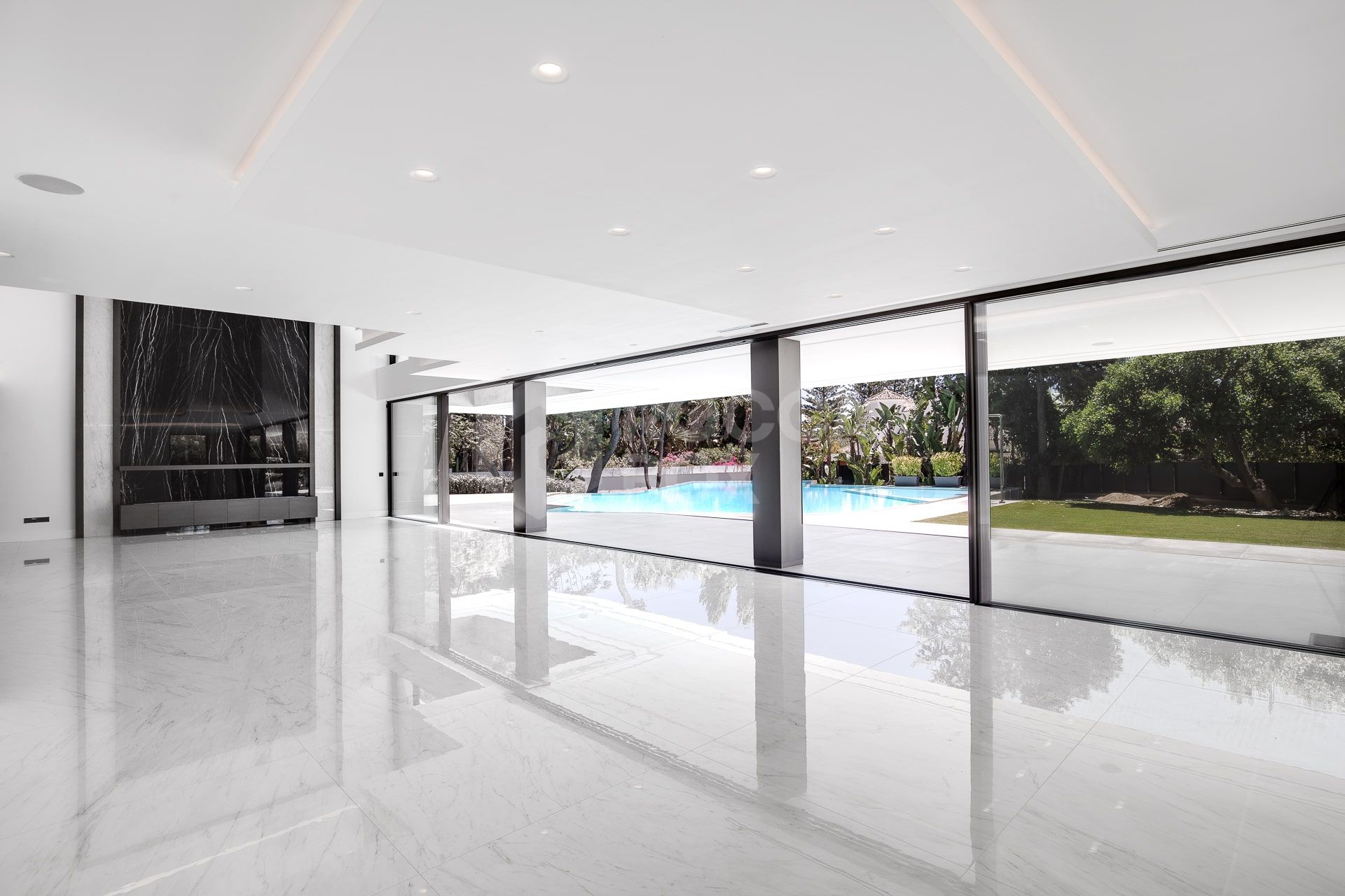 Exquisite Villa with Exceptional Materials and Luxurious Amenities in Prime Location