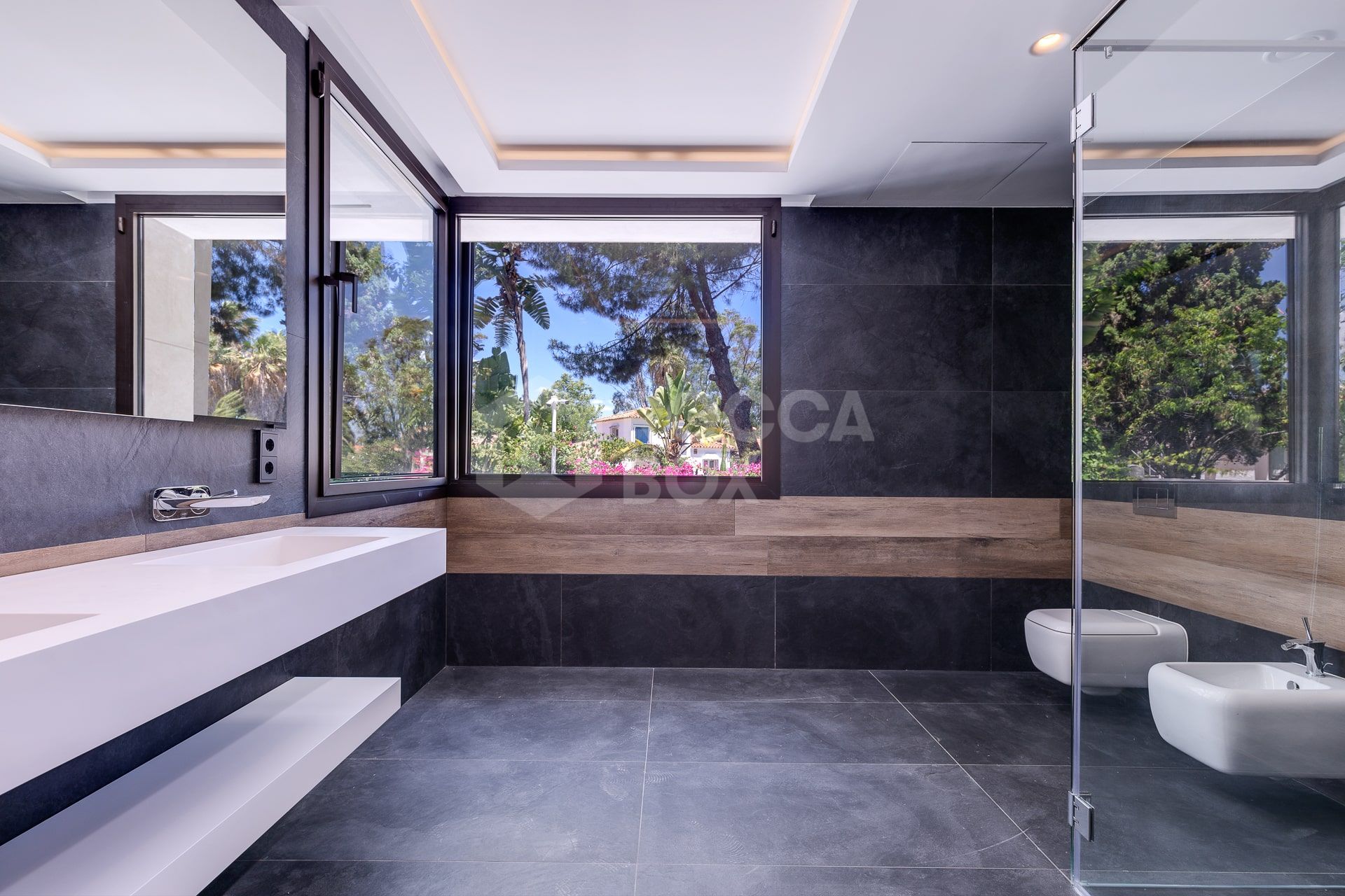 Exquisite Villa with Exceptional Materials and Luxurious Amenities in Prime Location
