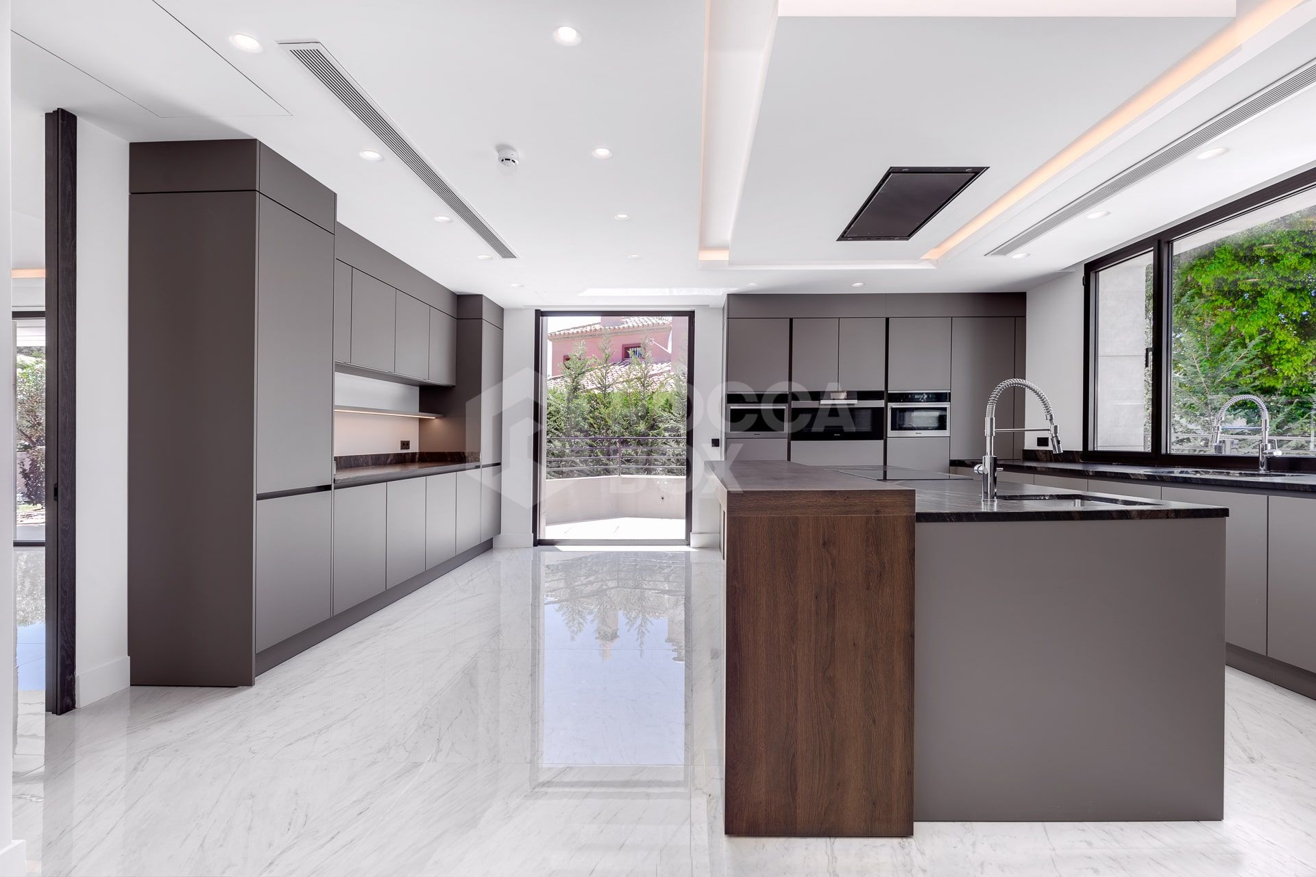 Exquisite Villa with Exceptional Materials and Luxurious Amenities in Prime Location