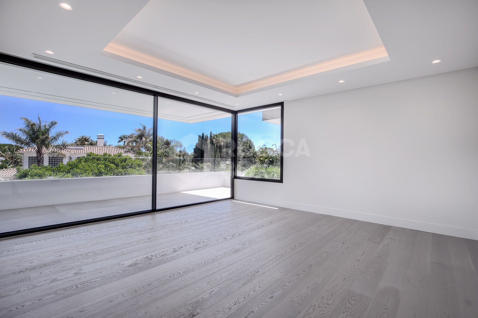 Exquisite Villa with Exceptional Materials and Luxurious Amenities in Prime Location