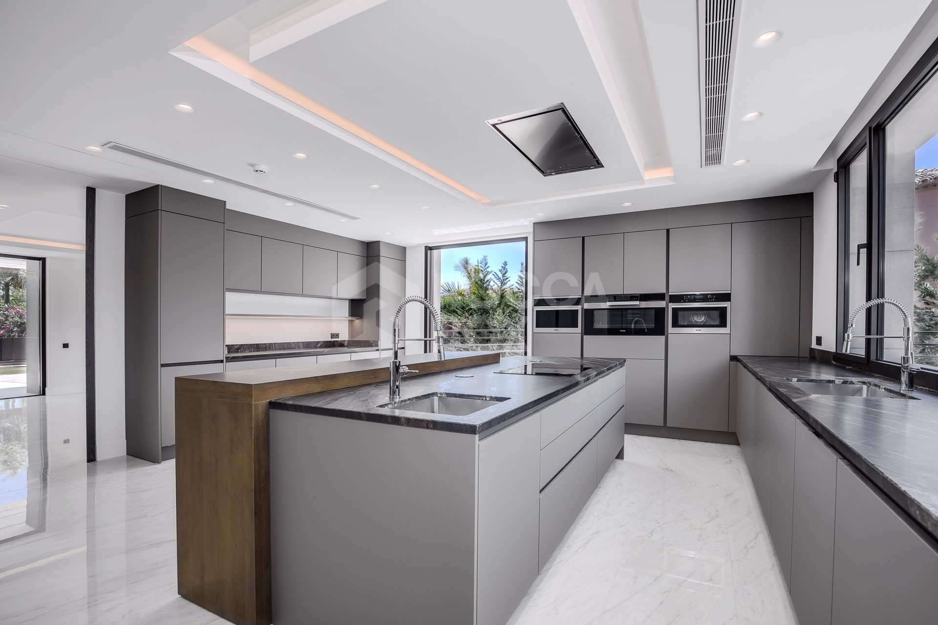 Exquisite Villa with Exceptional Materials and Luxurious Amenities in Prime Location