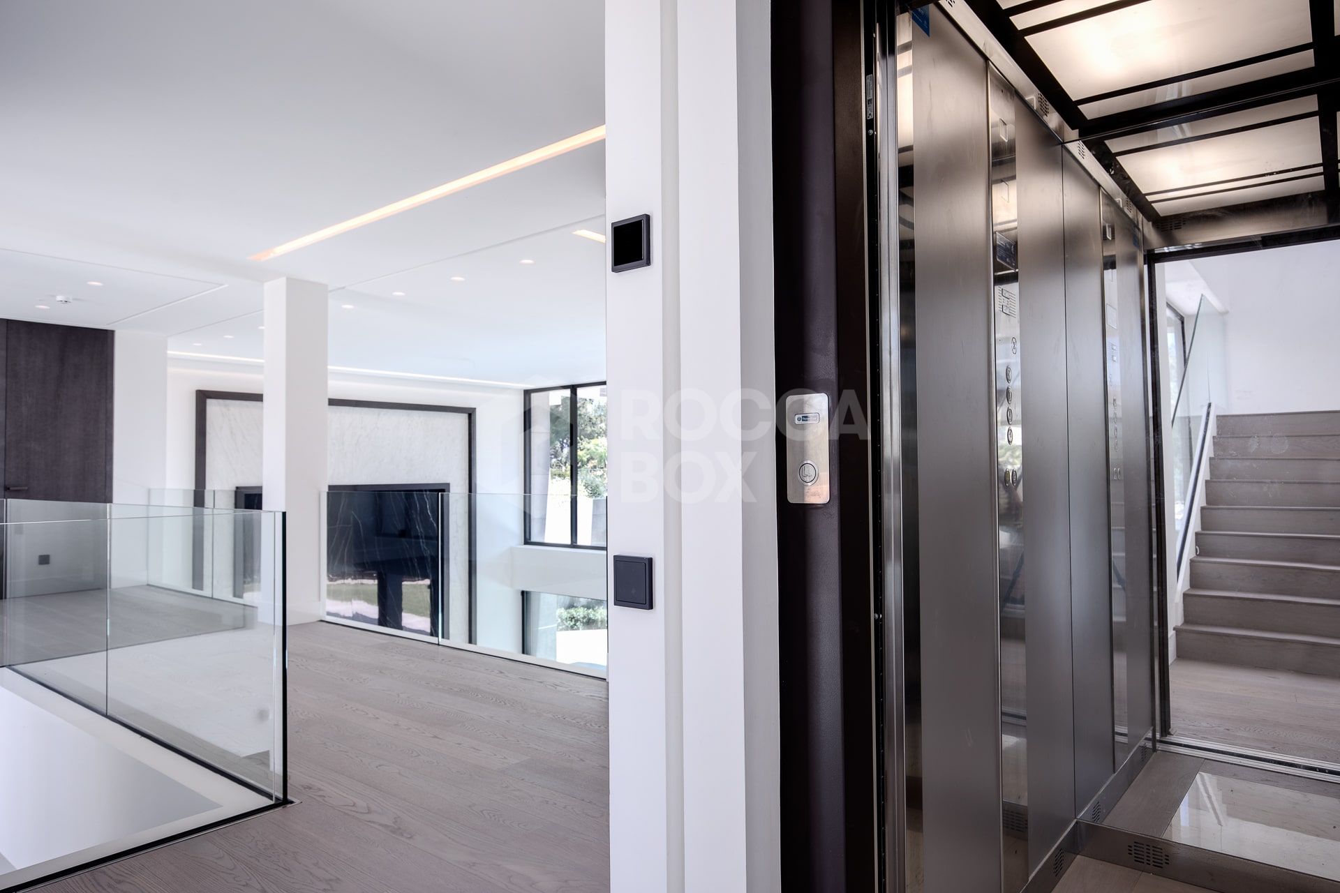Exquisite Villa with Exceptional Materials and Luxurious Amenities in Prime Location