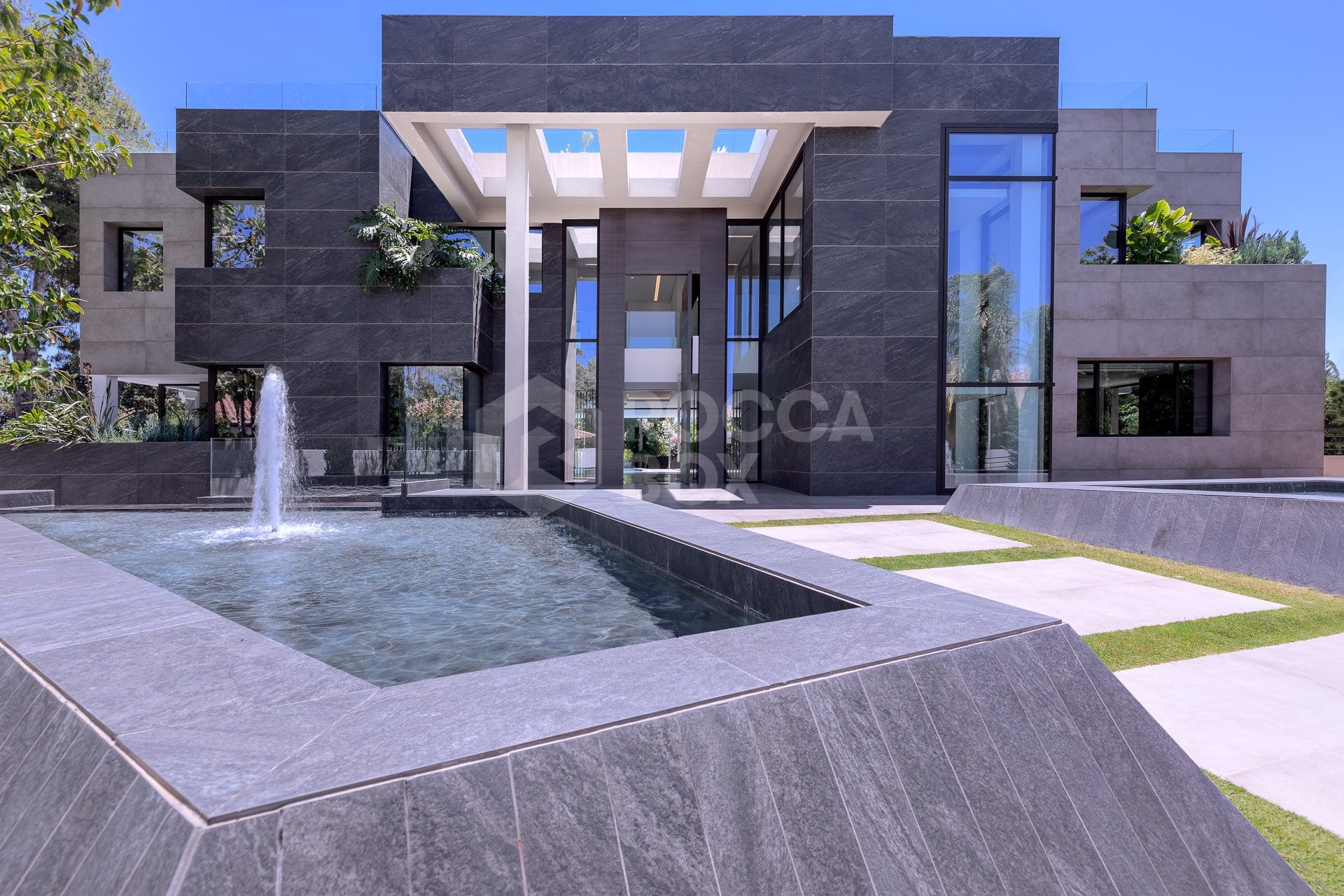Exquisite Villa with Exceptional Materials and Luxurious Amenities in Prime Location