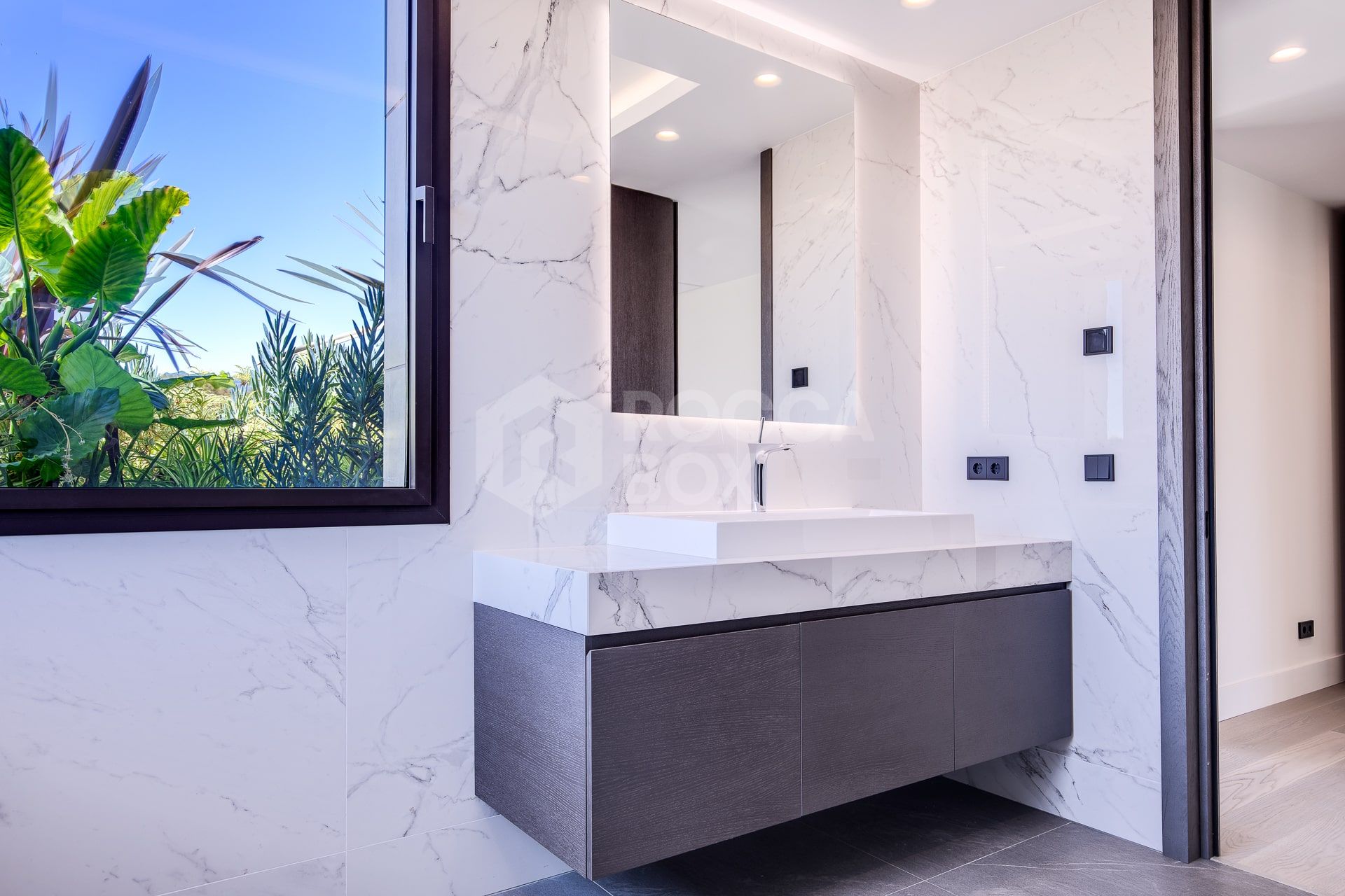 Exquisite Villa with Exceptional Materials and Luxurious Amenities in Prime Location