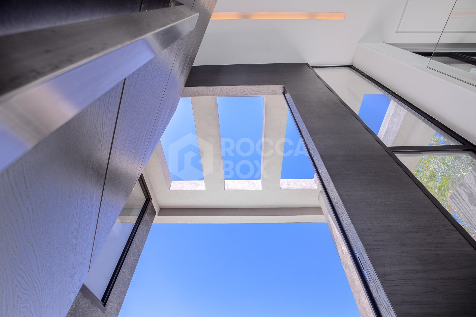 Exquisite Villa with Exceptional Materials and Luxurious Amenities in Prime Location