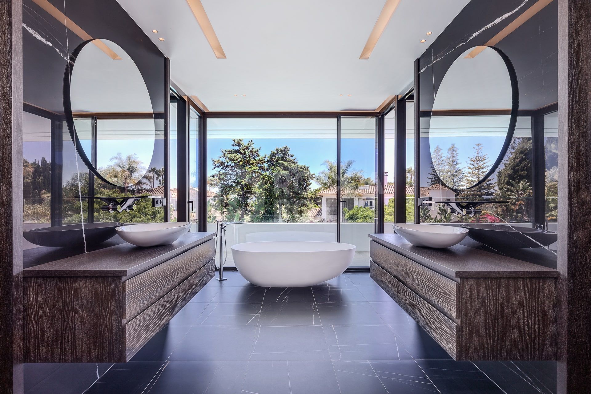 Exquisite Villa with Exceptional Materials and Luxurious Amenities in Prime Location