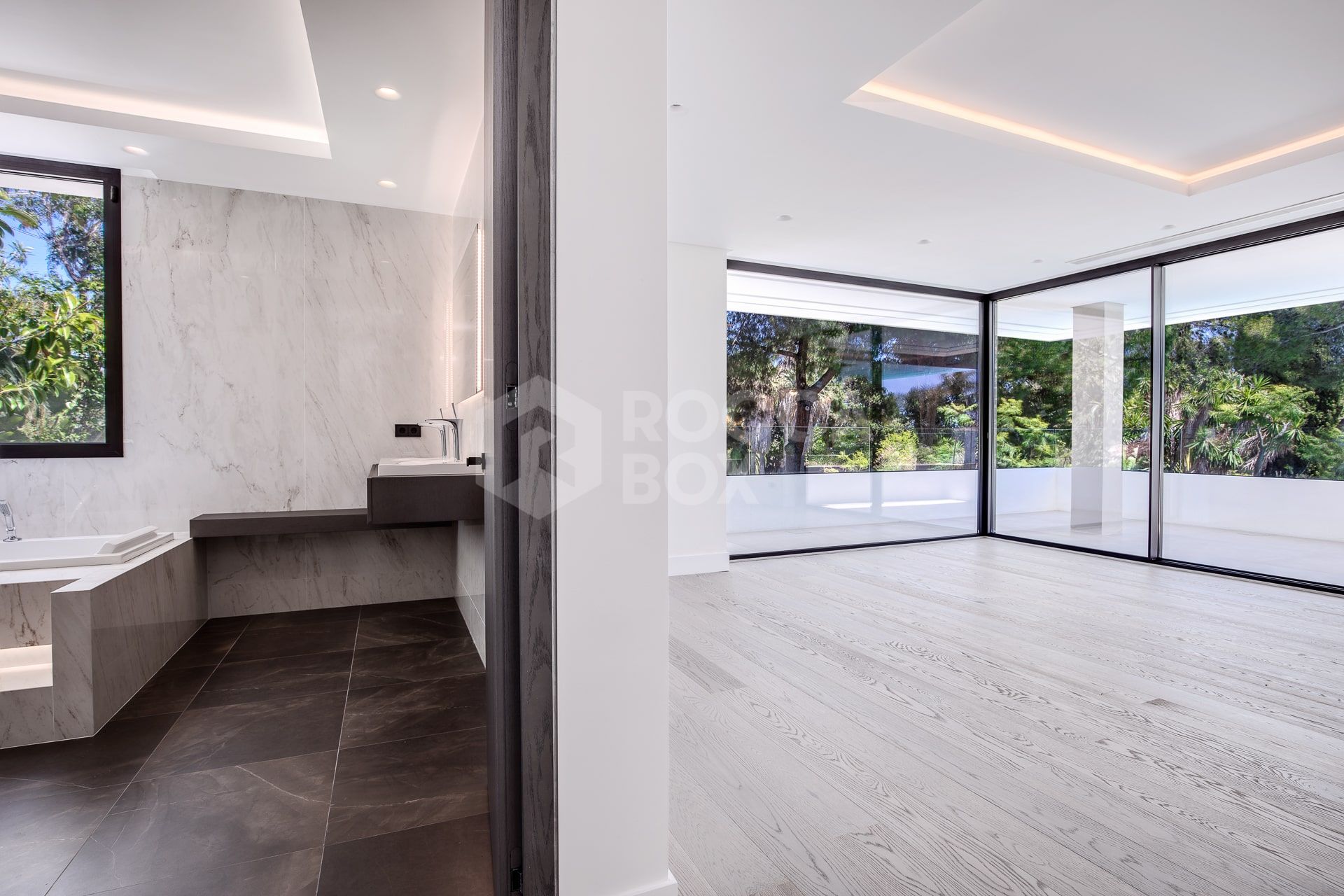 Exquisite Villa with Exceptional Materials and Luxurious Amenities in Prime Location