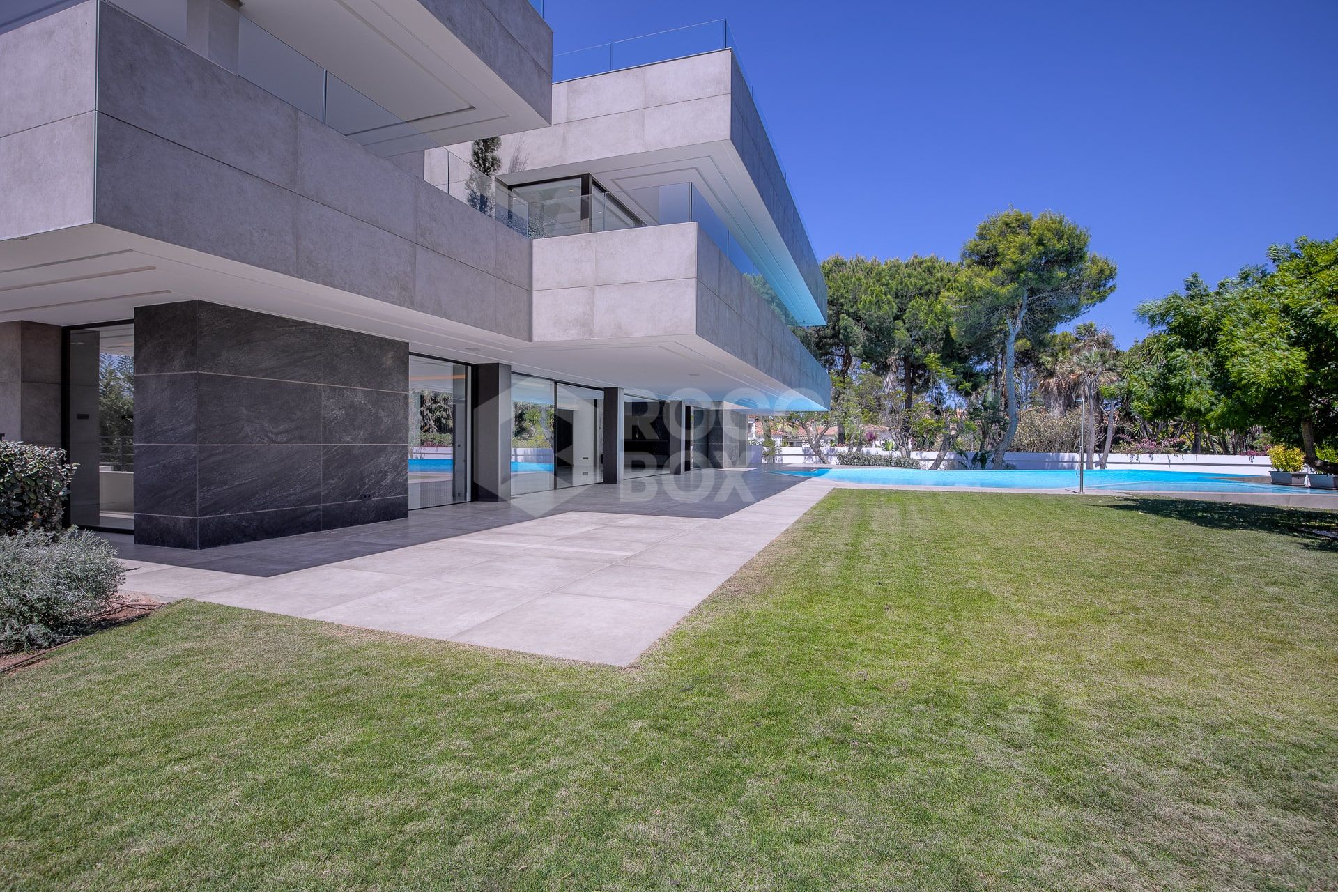 Exquisite Villa with Exceptional Materials and Luxurious Amenities in Prime Location