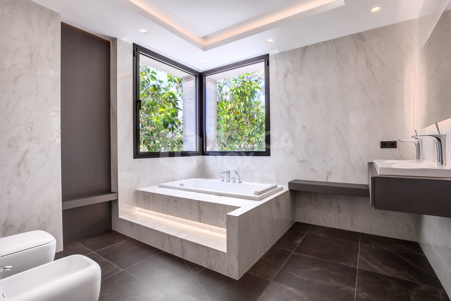Exquisite Villa with Exceptional Materials and Luxurious Amenities in Prime Location