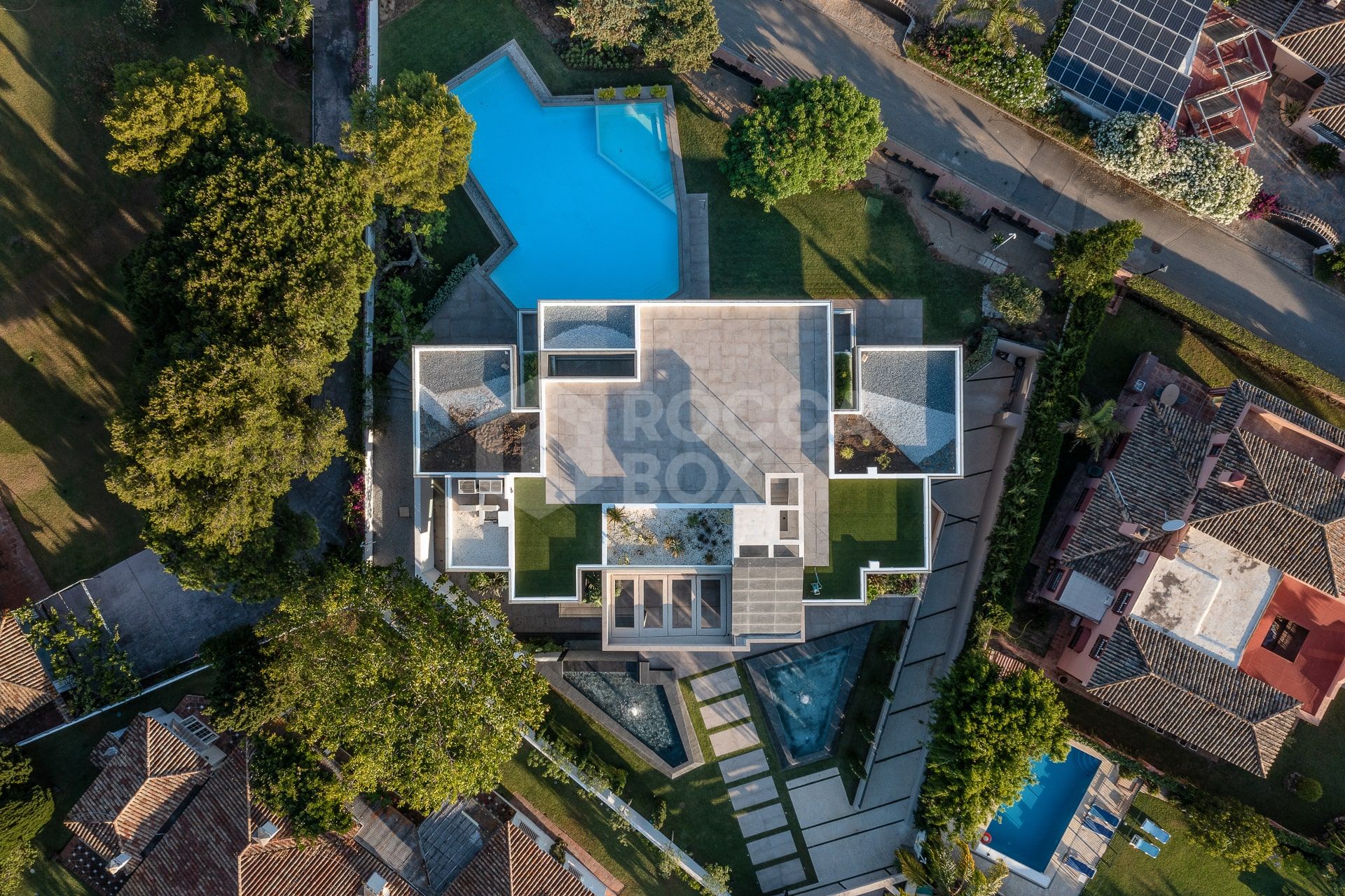 Exquisite Villa with Exceptional Materials and Luxurious Amenities in Prime Location