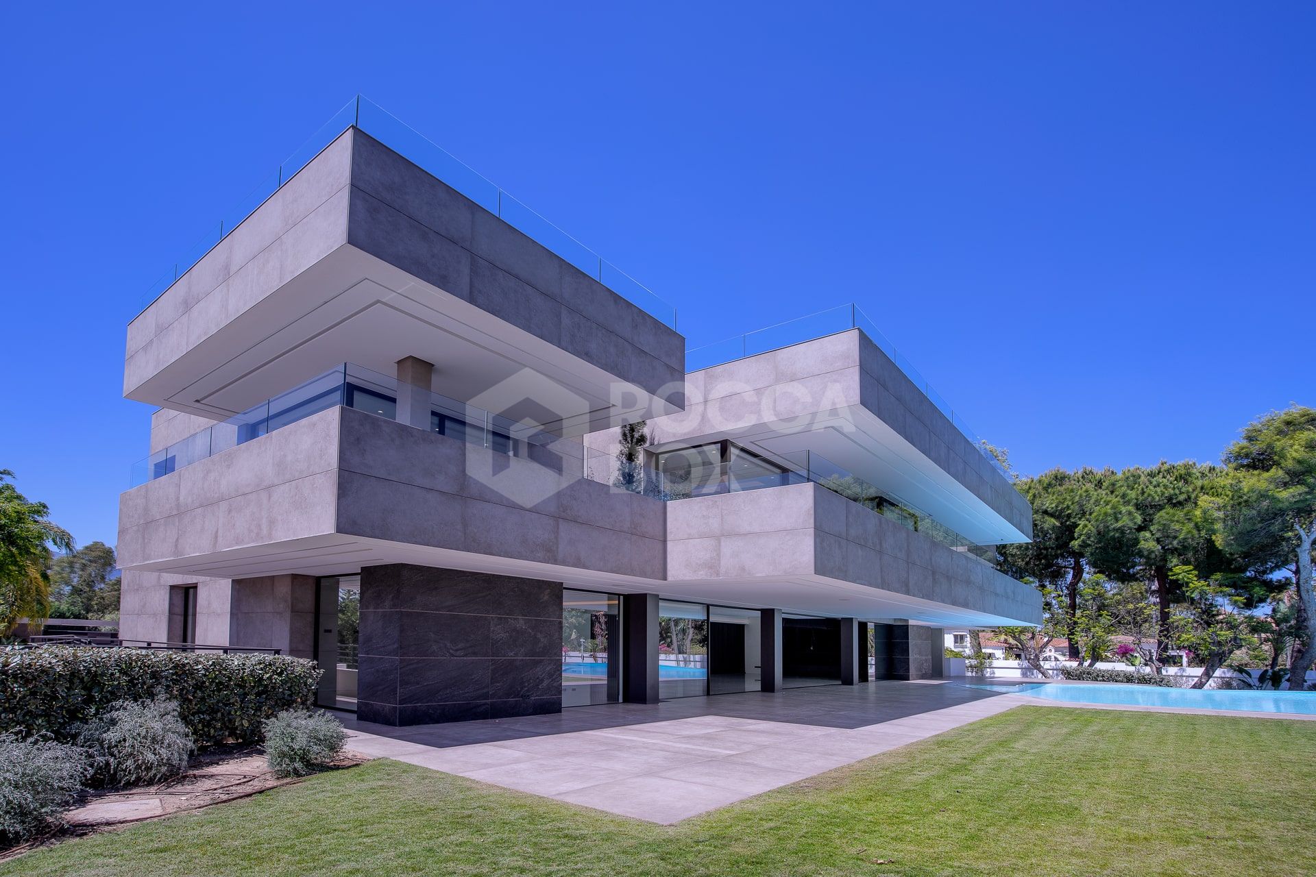 Exquisite Villa with Exceptional Materials and Luxurious Amenities in Prime Location