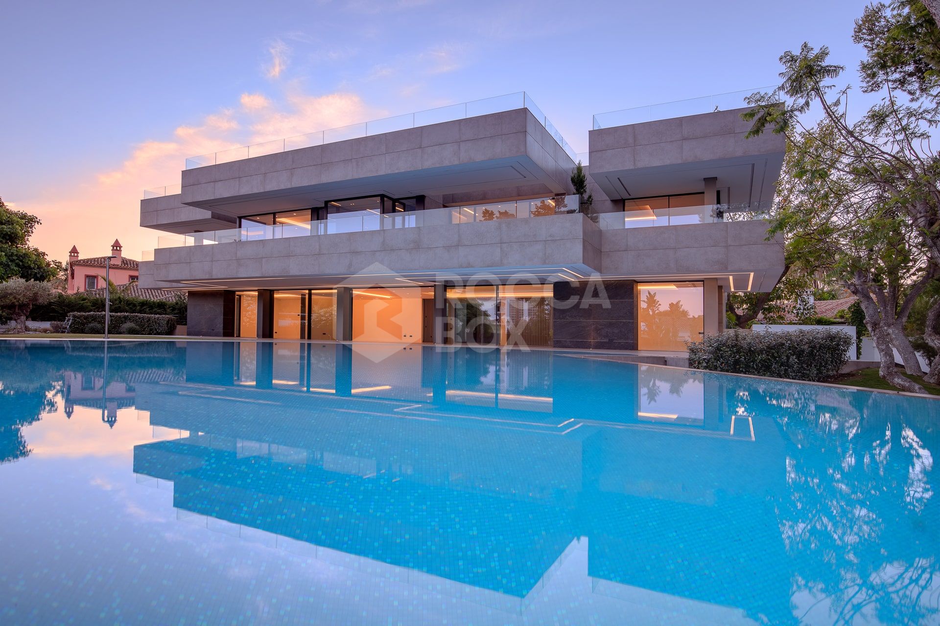 Exquisite Villa with Exceptional Materials and Luxurious Amenities in Prime Location