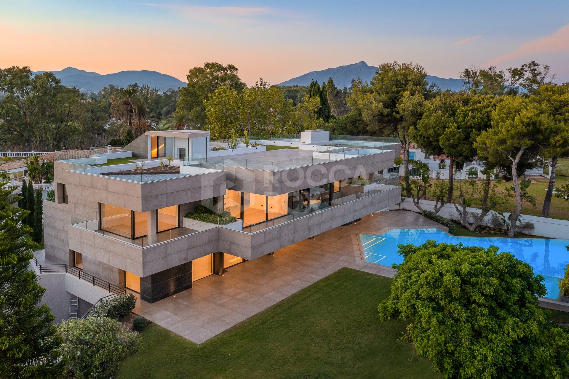 Exquisite Villa with Exceptional Materials and Luxurious Amenities in Prime Location