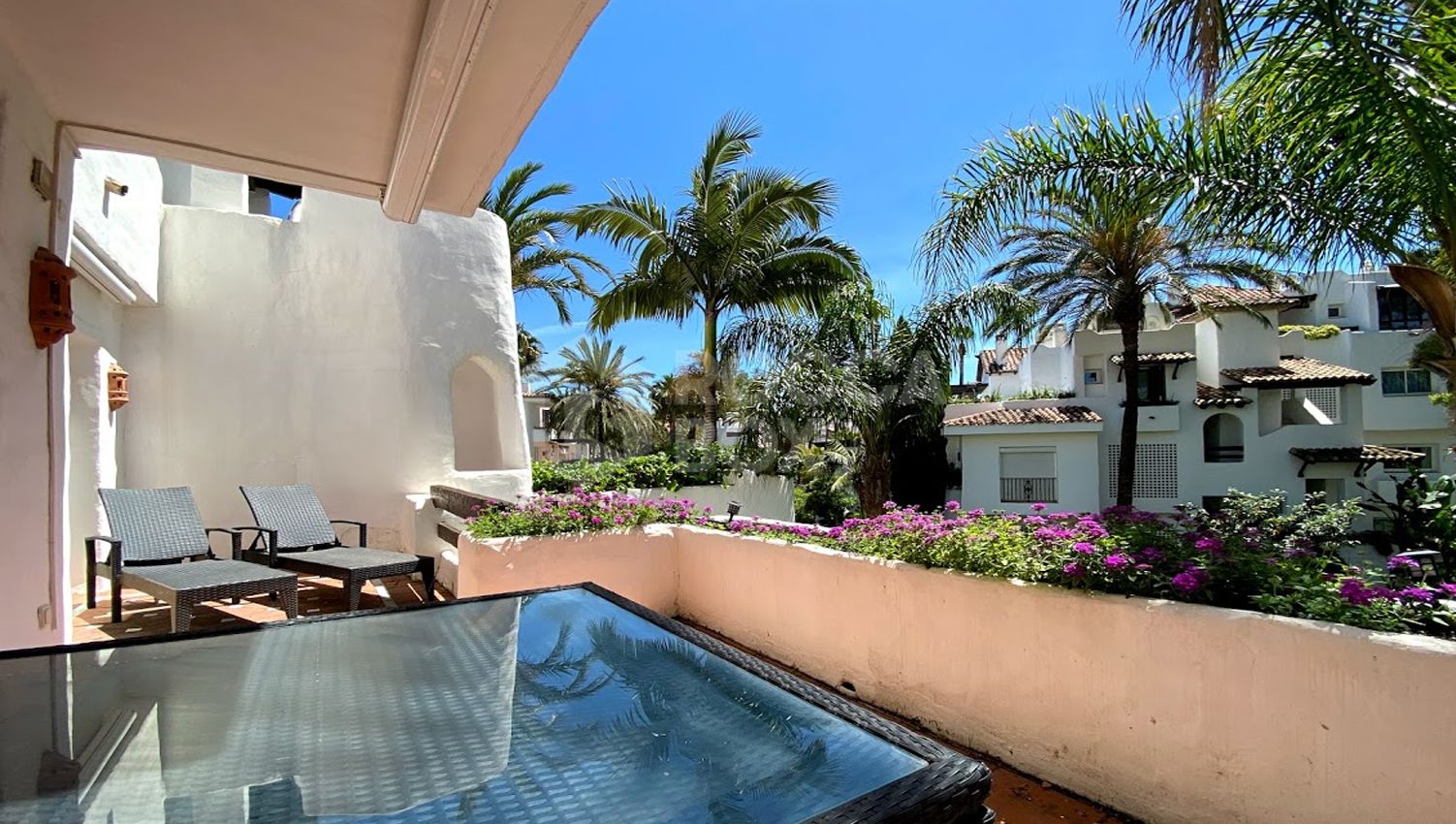 2 BEDROOM LUXURY APARTMENT FOR SALE IN FRONT-LINE BEACH COMMUNITY NEAR PUERTO BANUS