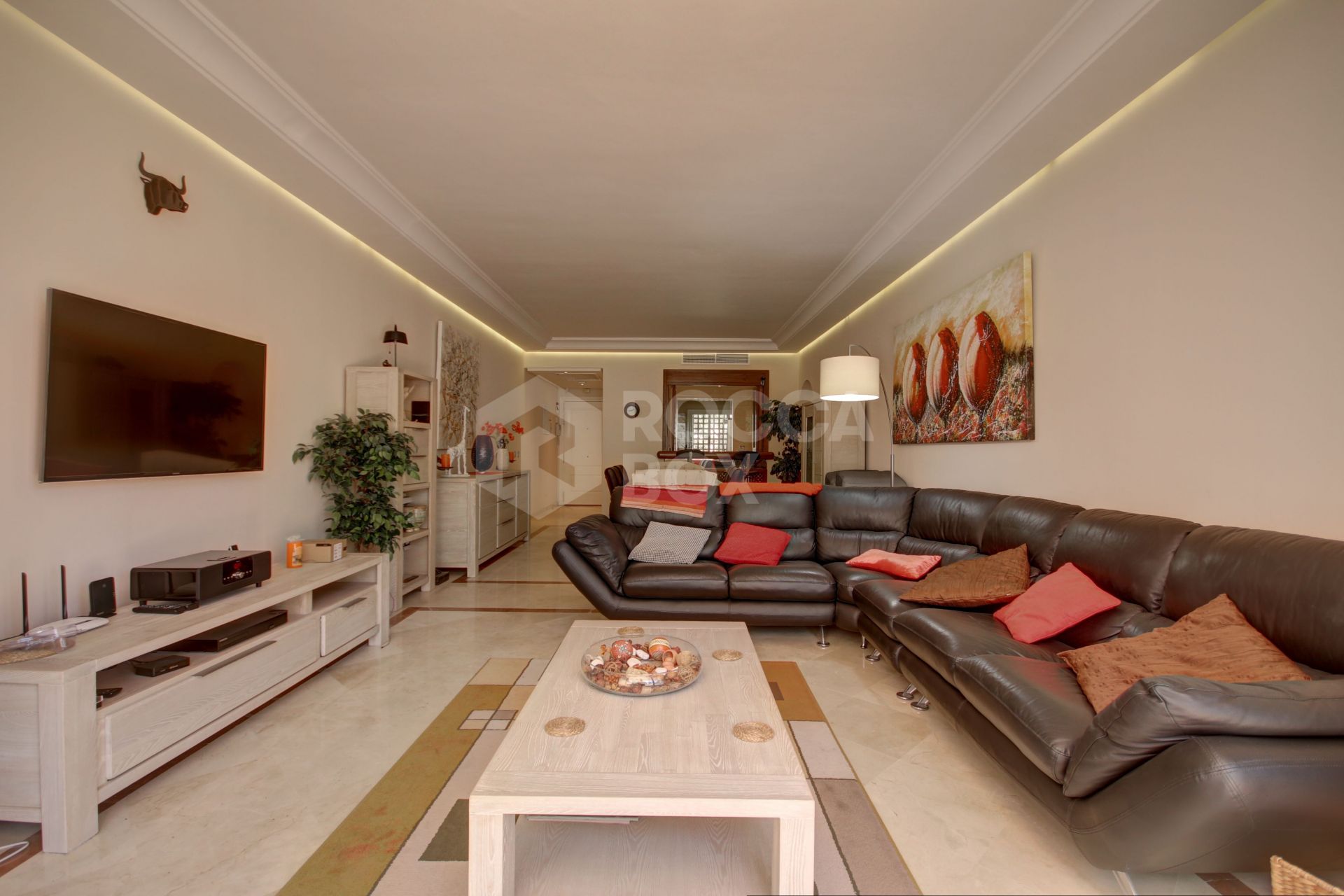 2 BEDROOM LUXURY APARTMENT FOR SALE IN FRONT-LINE BEACH COMMUNITY NEAR PUERTO BANUS