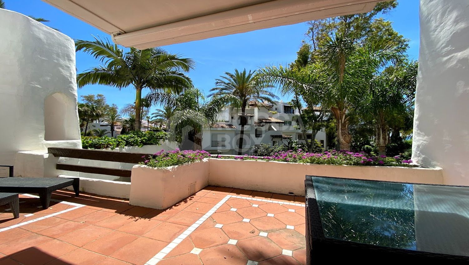 2 BEDROOM LUXURY APARTMENT FOR SALE IN FRONT-LINE BEACH COMMUNITY NEAR PUERTO BANUS